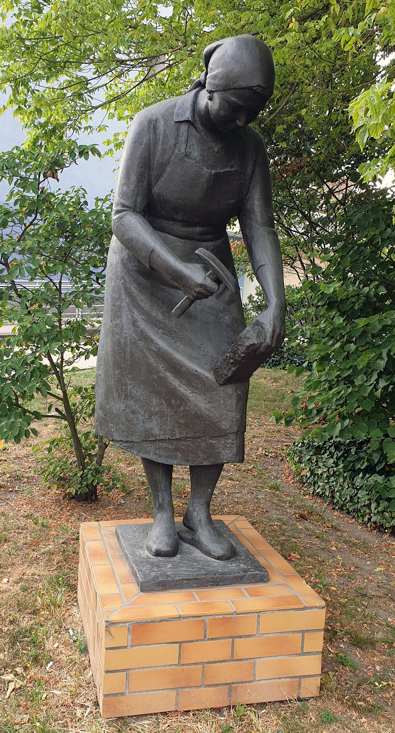 Sculpture, "'Aufbauhelferin " by Gerhard Thieme , 1963, Sterndamm 128, Berlin-Johannisthal , Germany