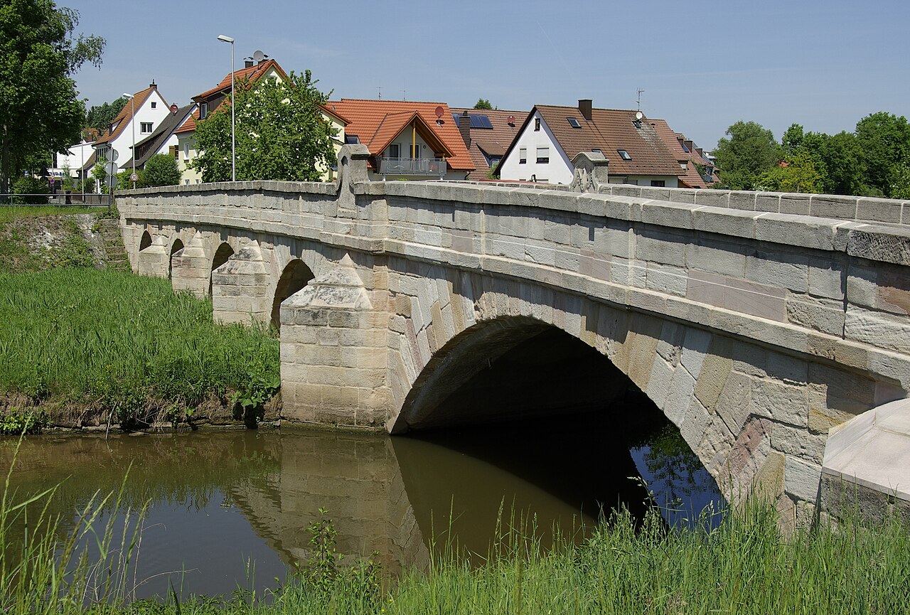 Die 1788 erbaute Aurachbrücke im Erlanger Stadtteil Frauenaurach