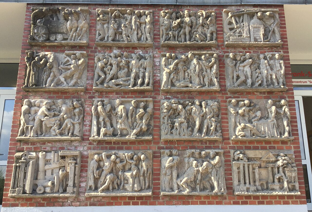 Relief "Aus dem Leben Friedrich Engels" in Gutenberg an der Schule