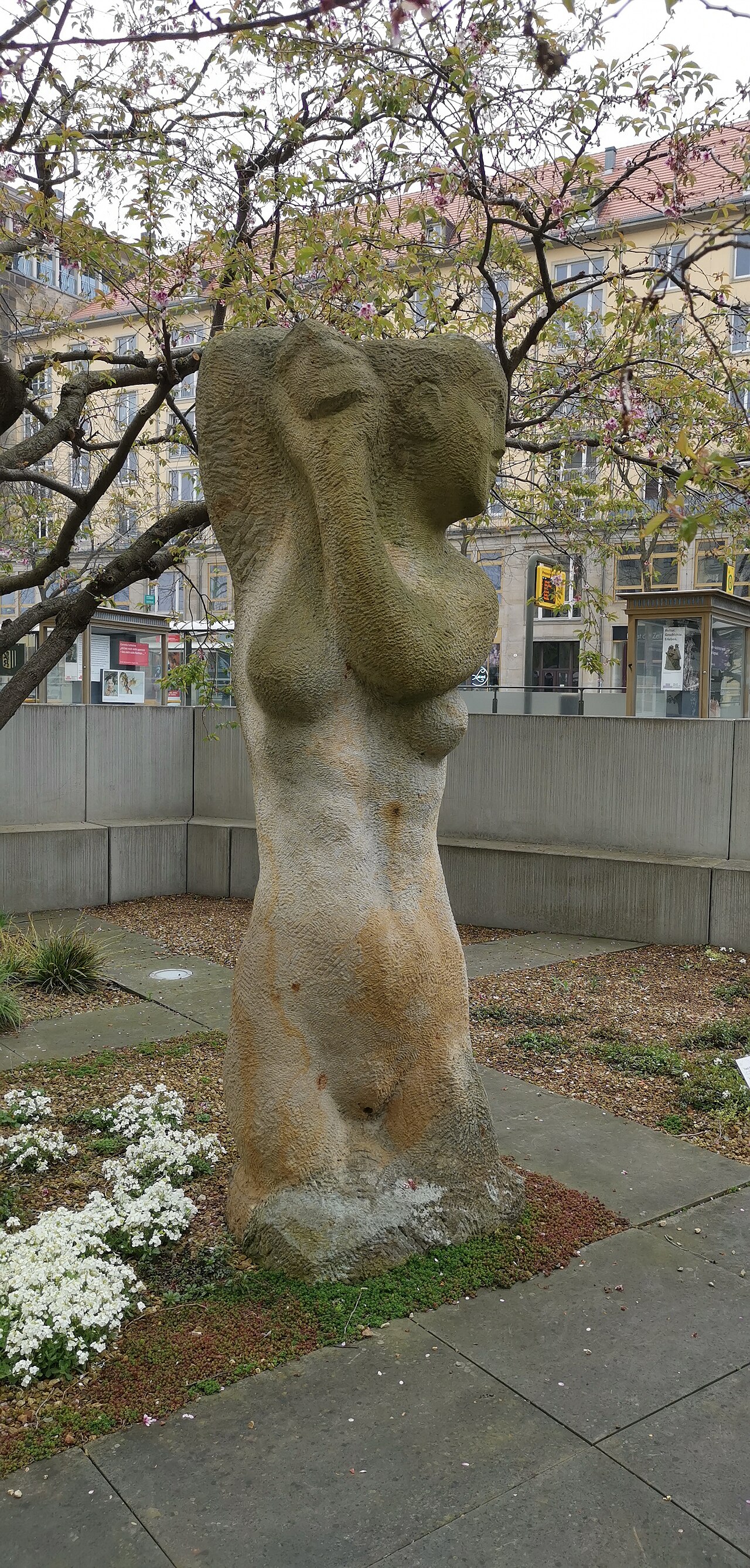 Skulptur Aus dem Meere von Frank Maasdorf aufgestellt am Stadtmuseum Dresden