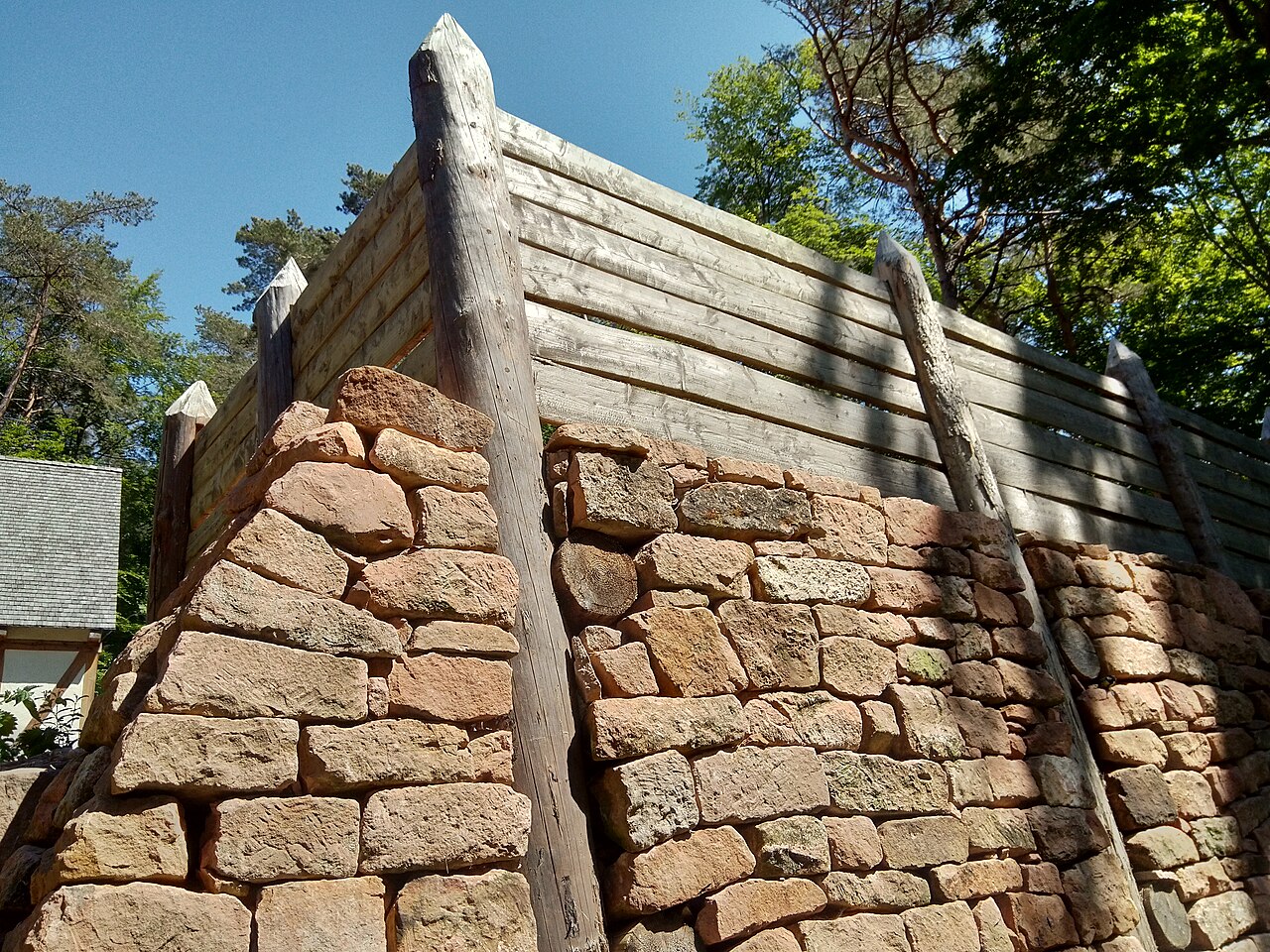 Nachbau einer Pfostenschlitzmauer am Ringwall der Altenburg (Spessart)