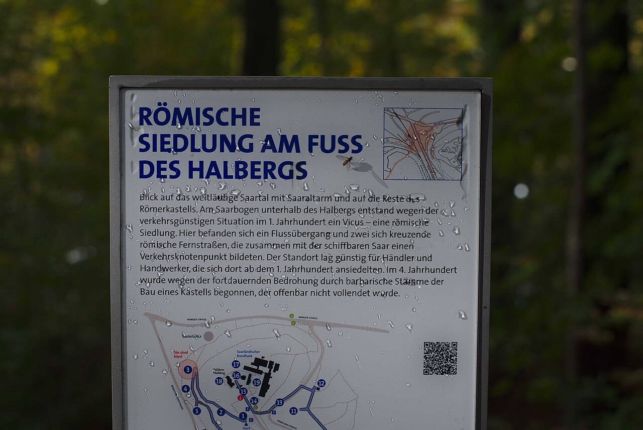 Schild beim Aussichtspunkt auf das Saartal, wo einst die die römische Siedlung stand