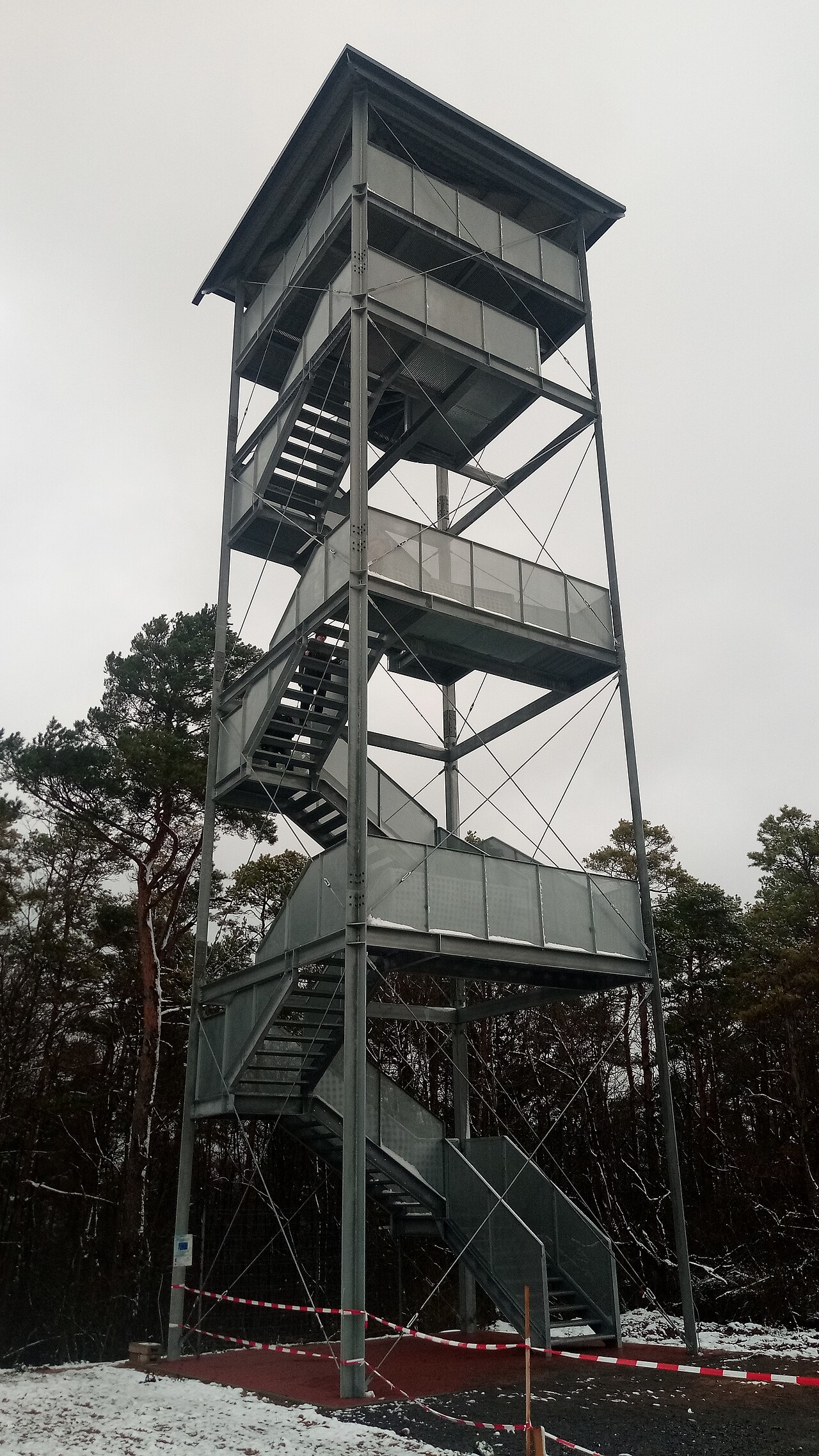 2021 erbauter Aussichtsturm auf dem Stahlberg bei Uissigheim