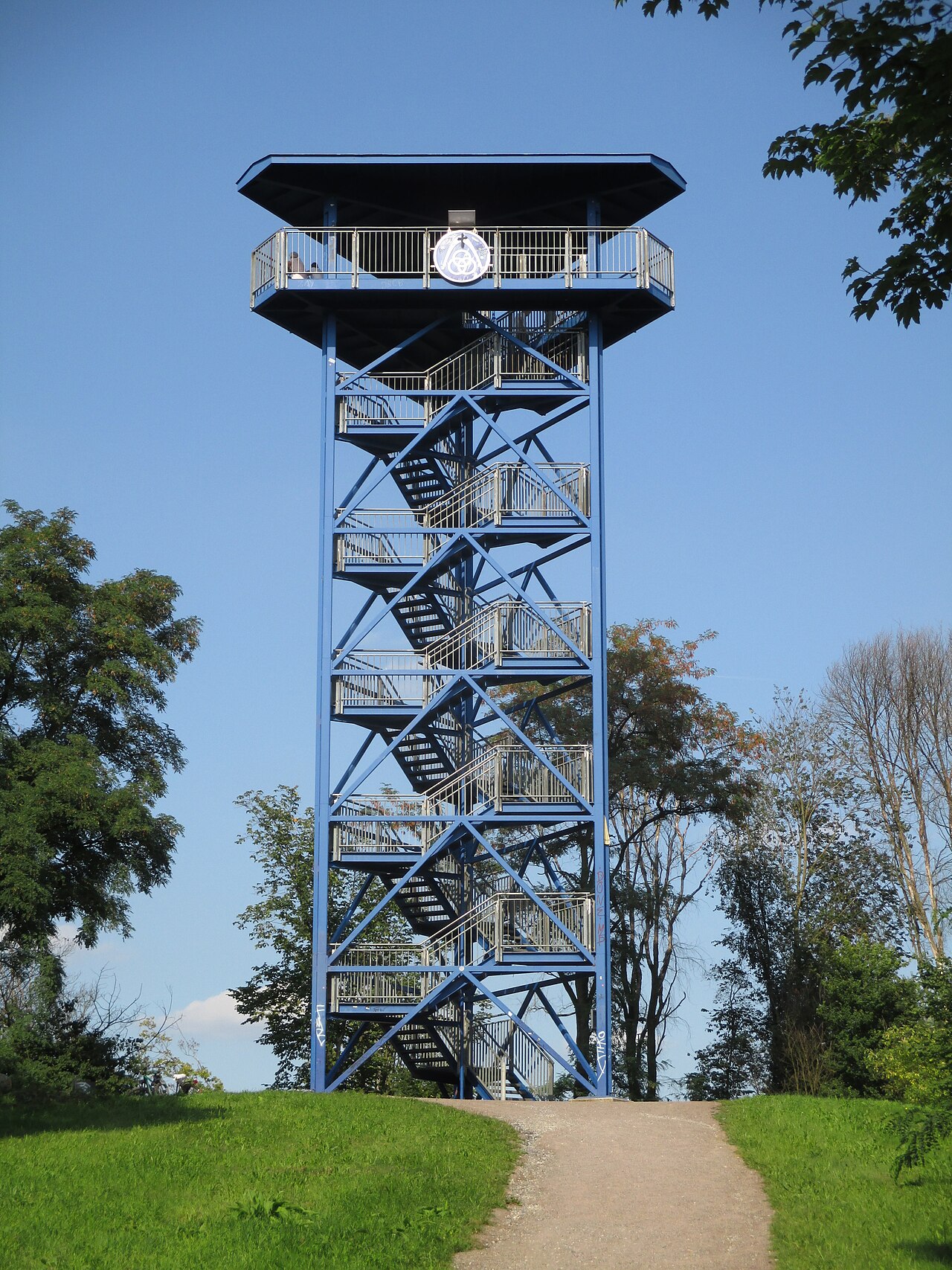 Aussichtsturm auf der Wolfsberghalde am Wolfssee in Duisburg