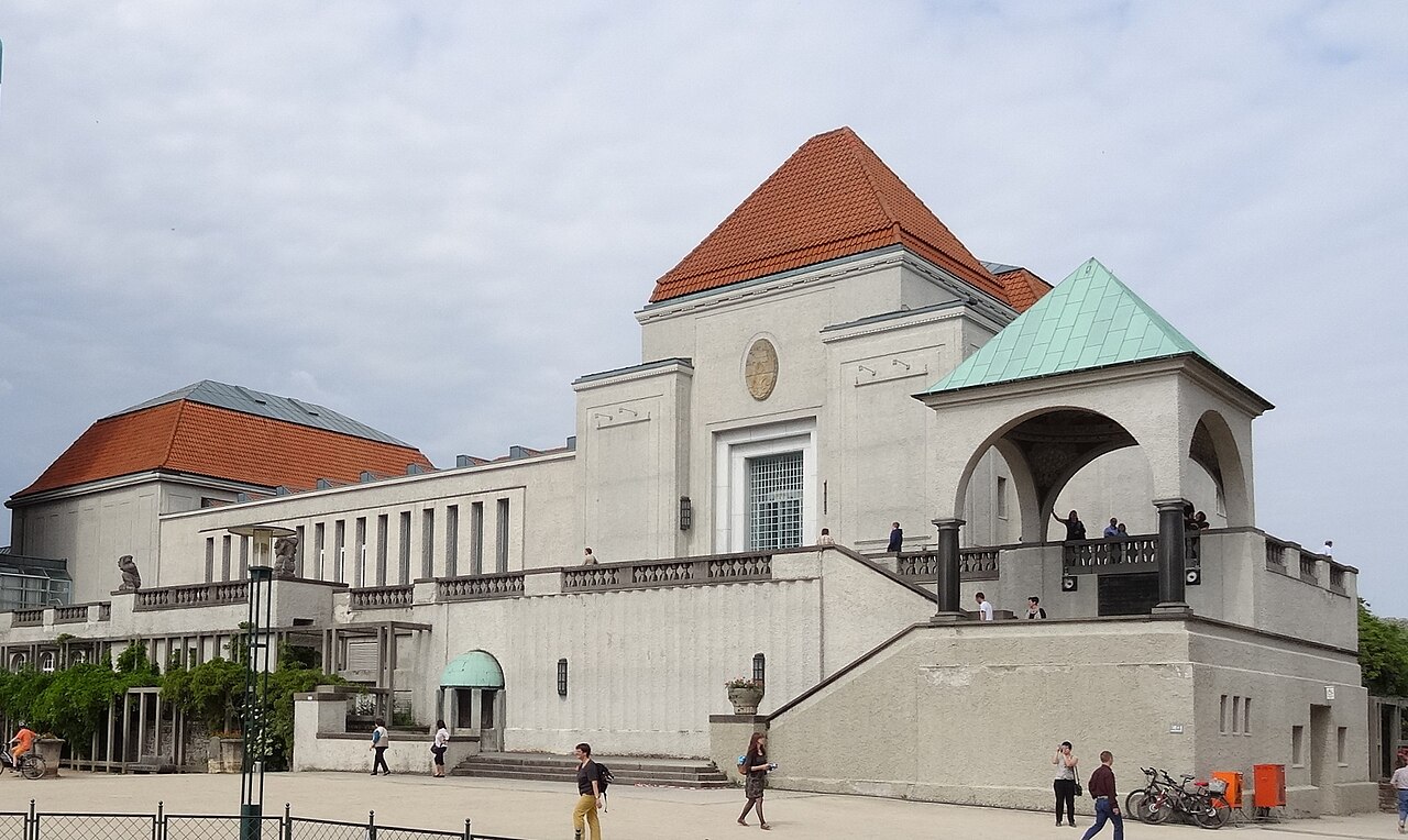 Ausstellungsgebäude ( Mathildenhöhe ) im Mai 2015 noch vor Ernennung zum UNESCO-Weltkulturerbe