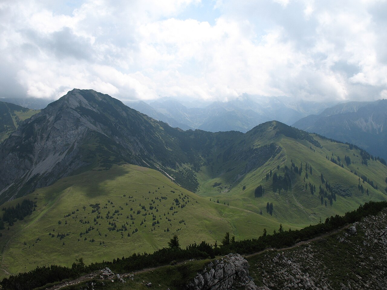 Blick vom Kühgundkopf (1907 m) nach Süden auf den Bschießer (2000 m) mit dem Stuibenkopf (1831 m)