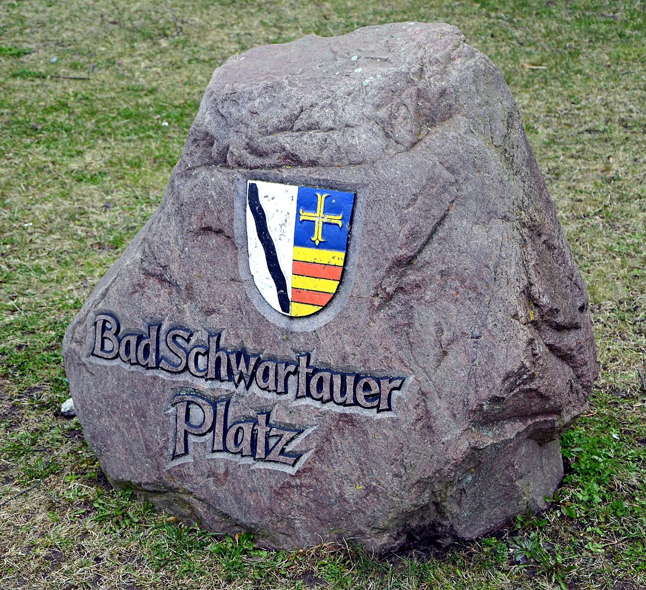 Findling mit der Beschriftung Bad Schwartauer Platz in Bad Doberan (beides sind Partnerstädte)