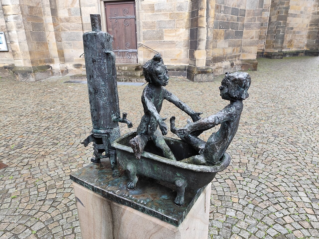 Skulptur nahe der Marienkirche in Ahlen, Künstler und Titel sind vor Ort nicht vermerkt