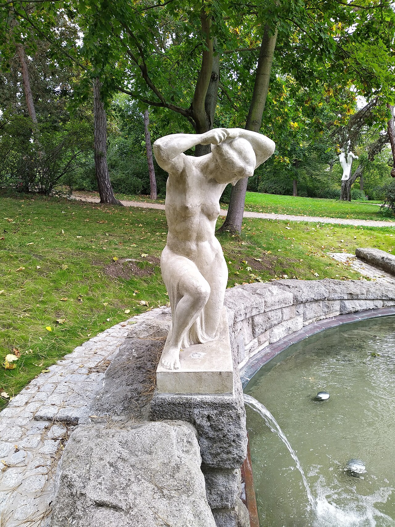 Skulptur "Badende" von Arthur Lewin-Funcke im Stadtpark Erfurt