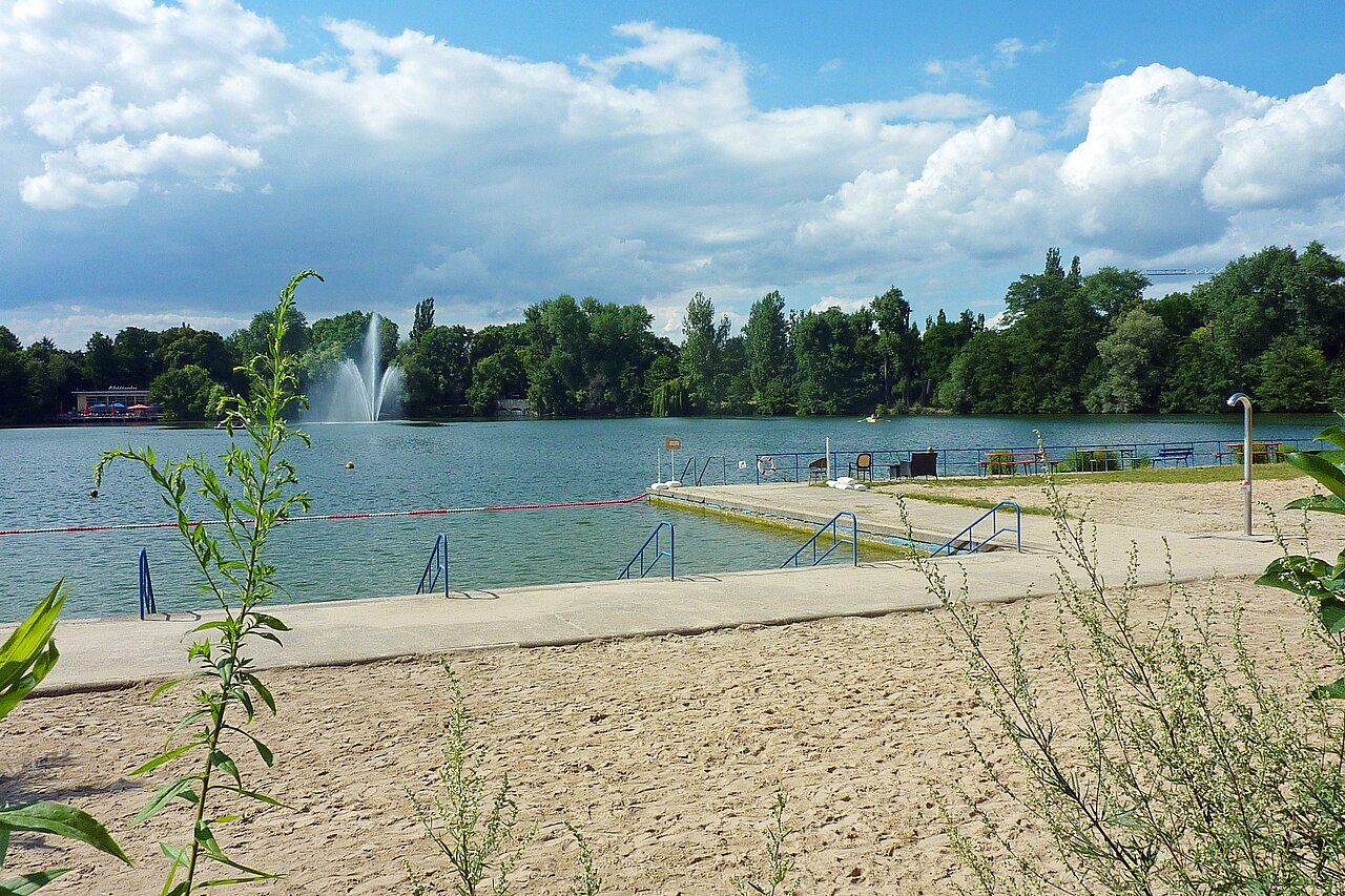 Strand des "Strandbads Weissensee" in Berlin-Weißensee