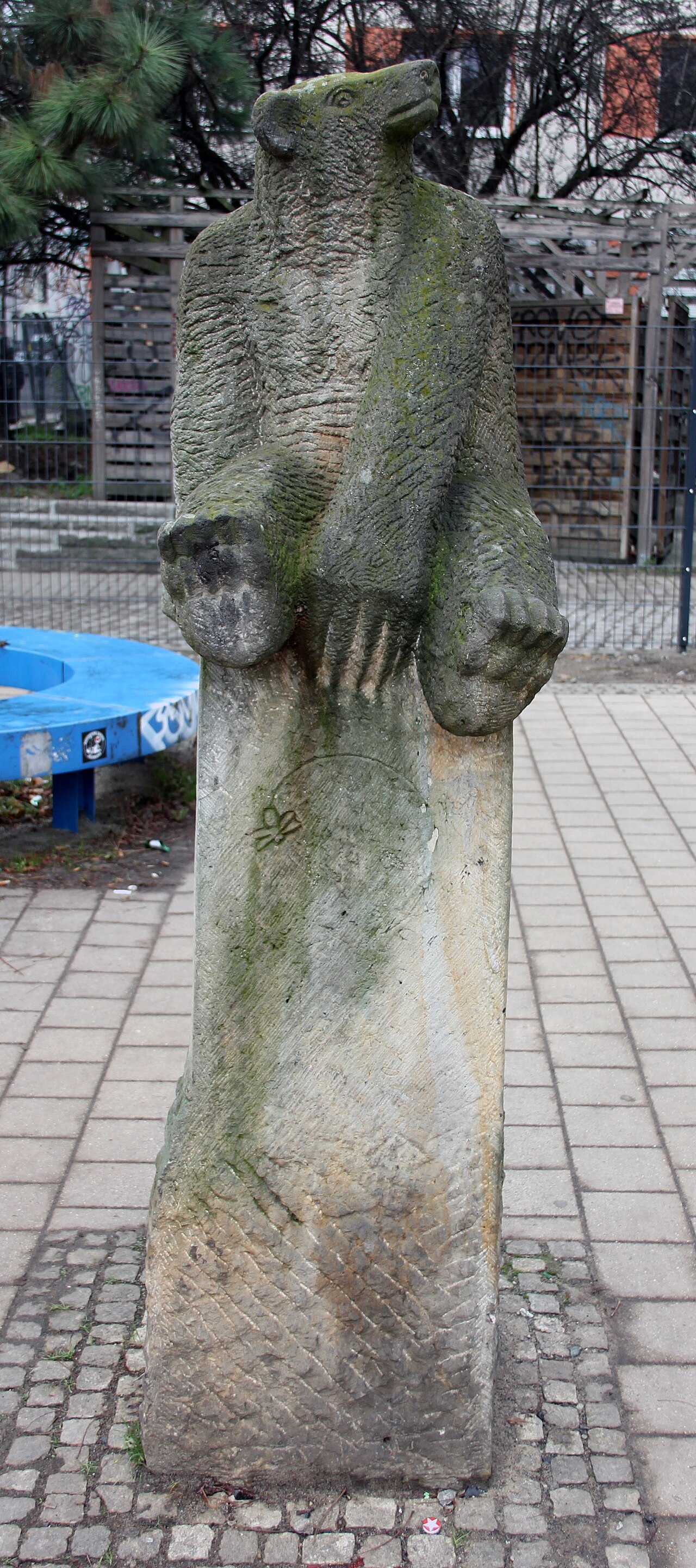Sculpture, " Bär " by Nikolaus Bode , 1987, Warschauer Straße 15, Berlin-Friedrichshain , Germany