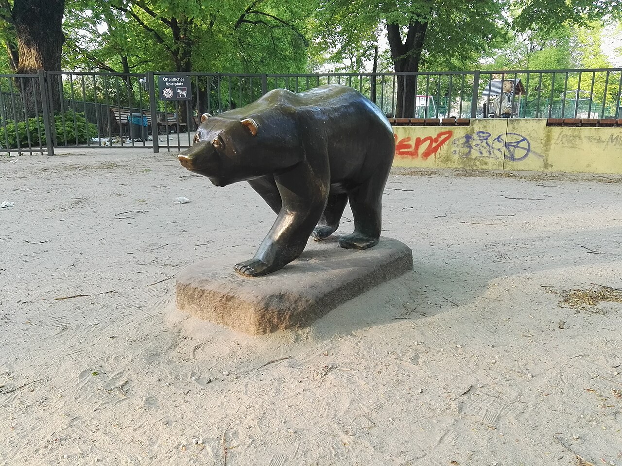 Bärenplastik von Birgit Horota am Humannplatz in Berlin-Prenzlauer Berg