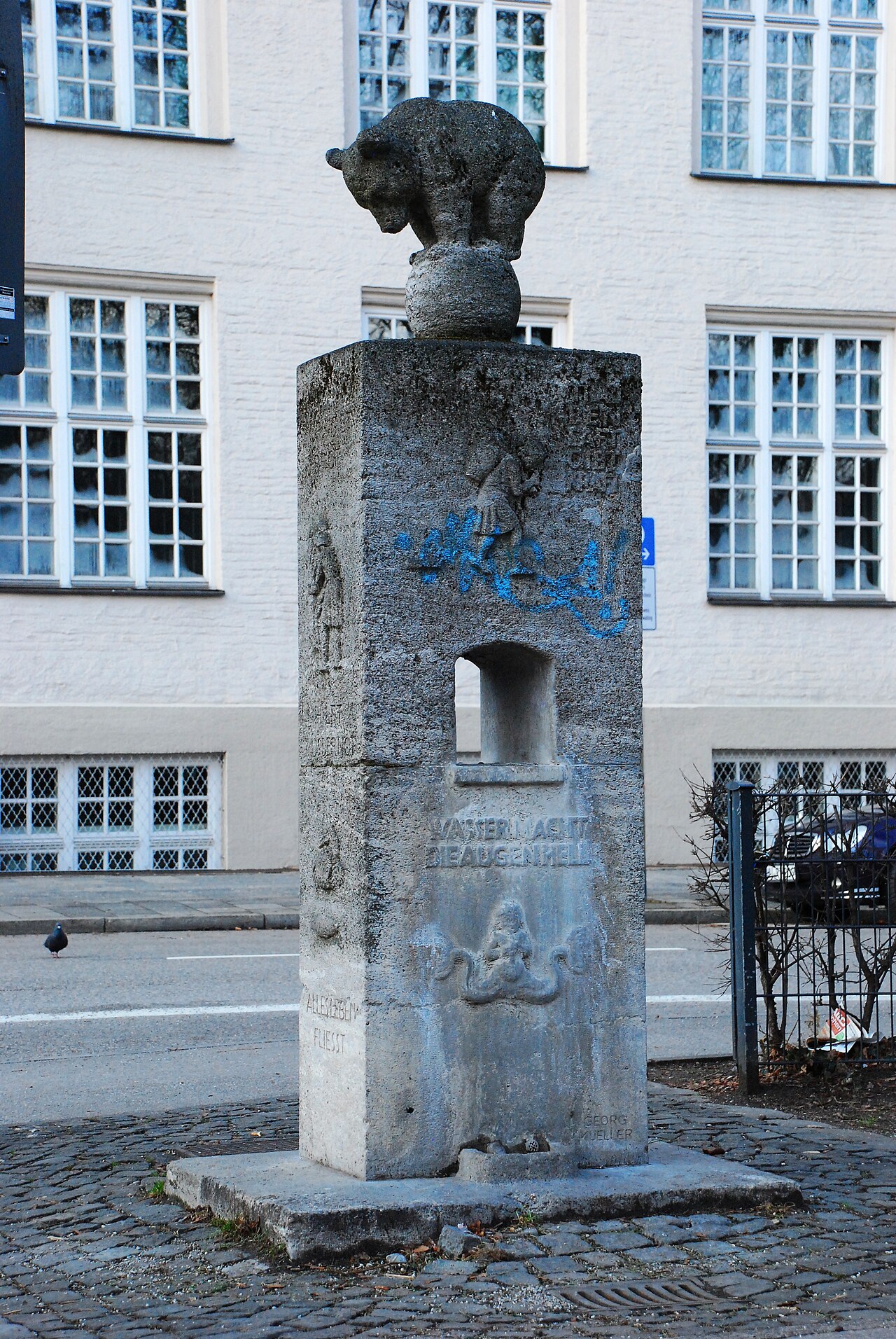 Bärenbrunnen am Elisabethplatz in Schwabing-West, Stadtteil von München, Regierungsbezirk Oberbayern, Bayern