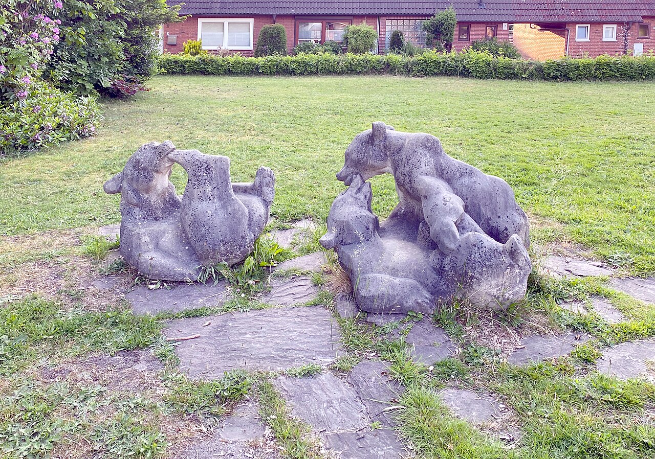 Skulptur "Bärengruppe" (1952) von Hans Martin Ruwoldt am Jasminweg in Hamburg-Eidelstedt