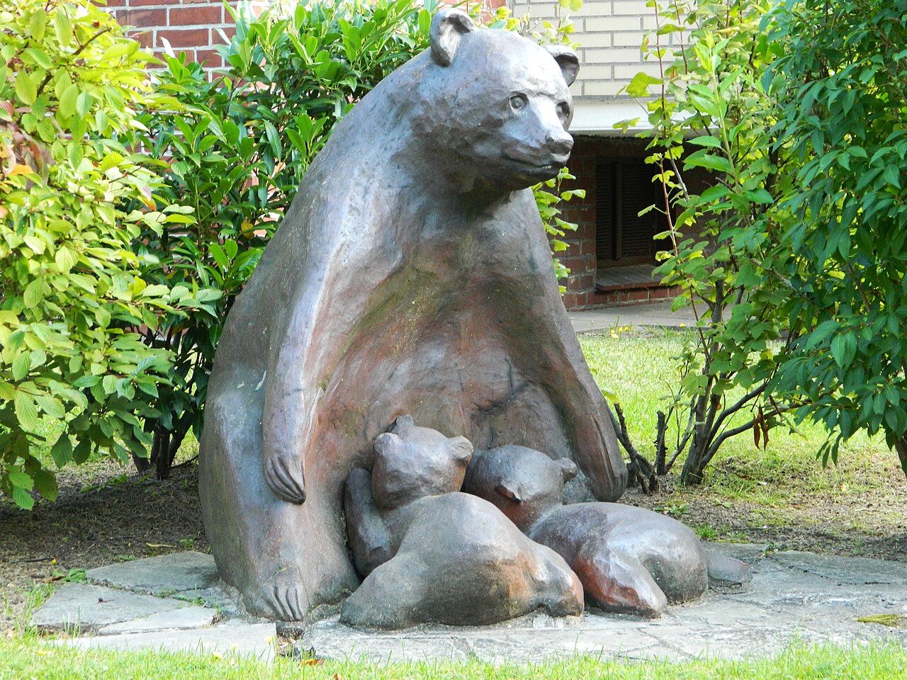 Bärengruppe , Keramik, 1954, von Otto Schainar (Quelle: Heinz Zabel: Plastische Kunst in Hamburg )