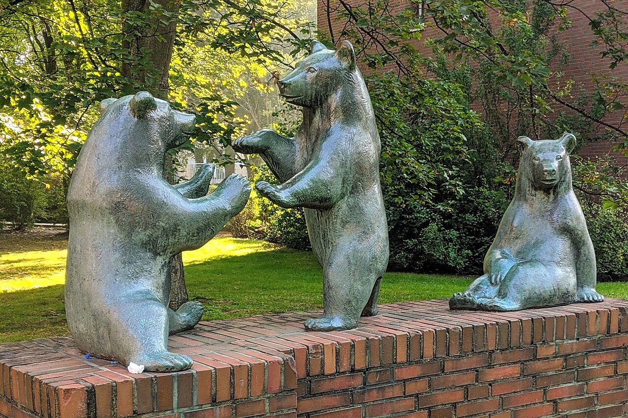 "Bärengruppe", Bronze von Kurt Bauer, 1964, im Innenhof der Wohnanlage Süderstraße 312 in Hamburg-Hamm (Ausschnitt)
