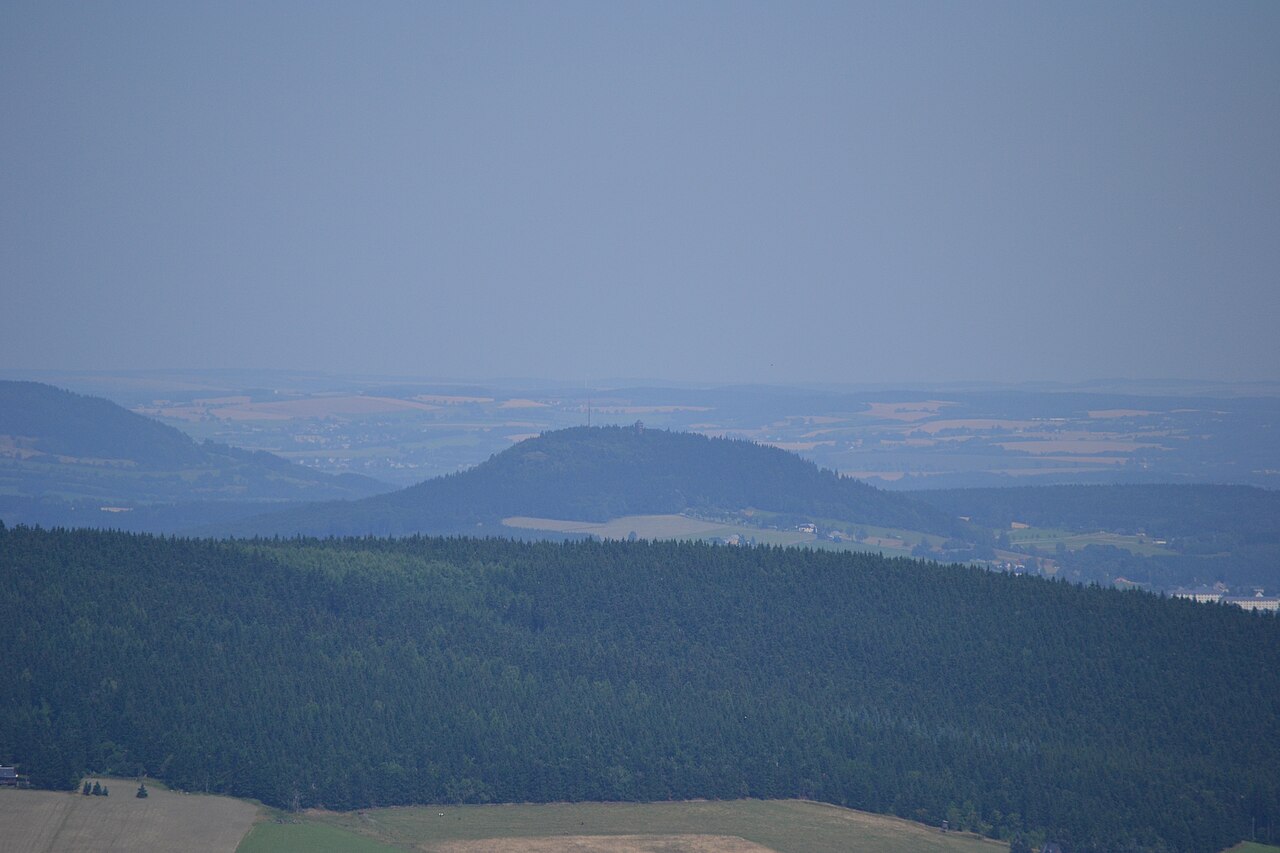 Blick vom Nordosthang des Klínovec zum Bärenstein