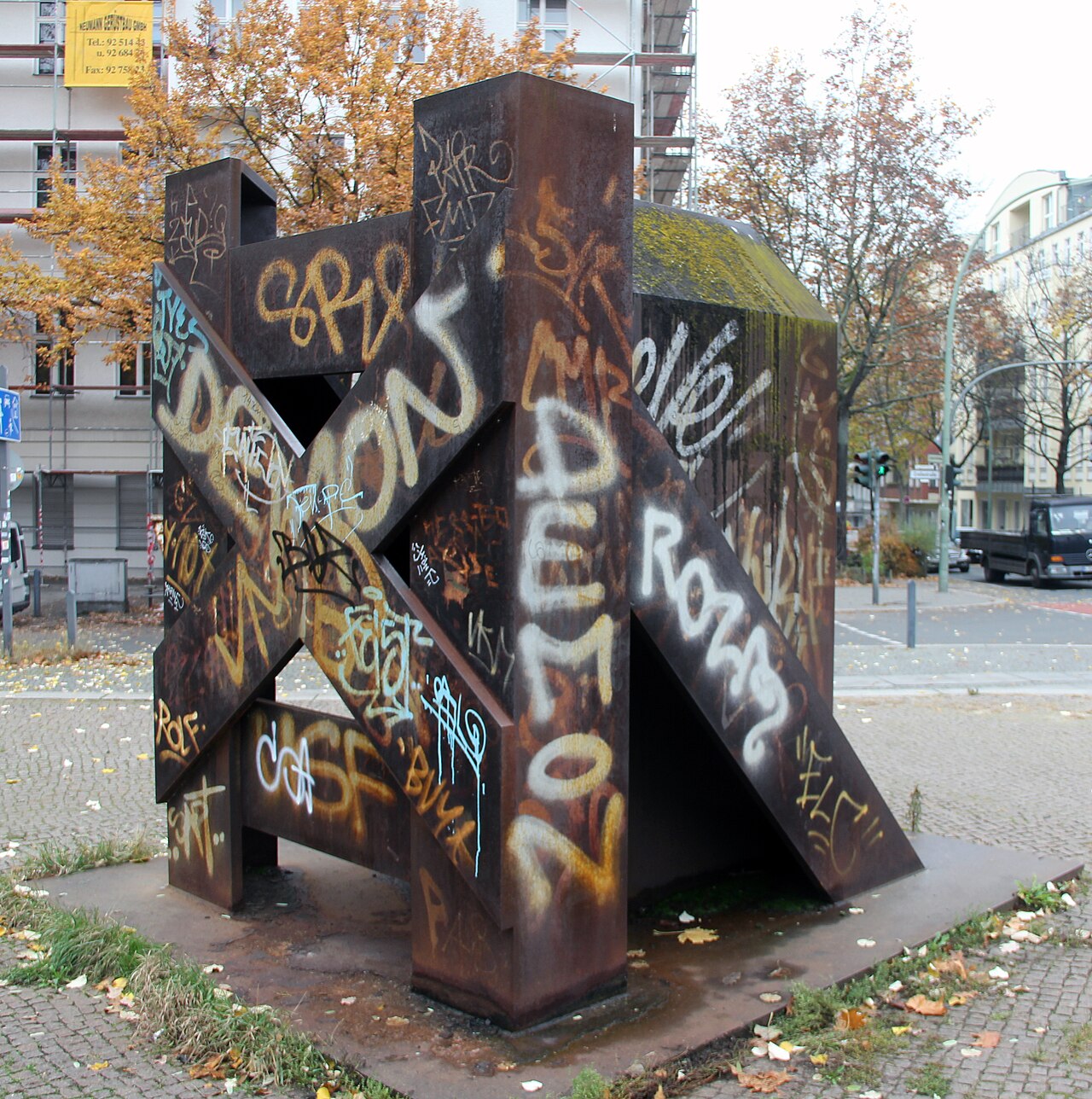Skulptur, "Bahn Damm" von Georg Seibert , 1987/89, Langenscheidtbrücke, Berlin-Schöneberg , Deutschland