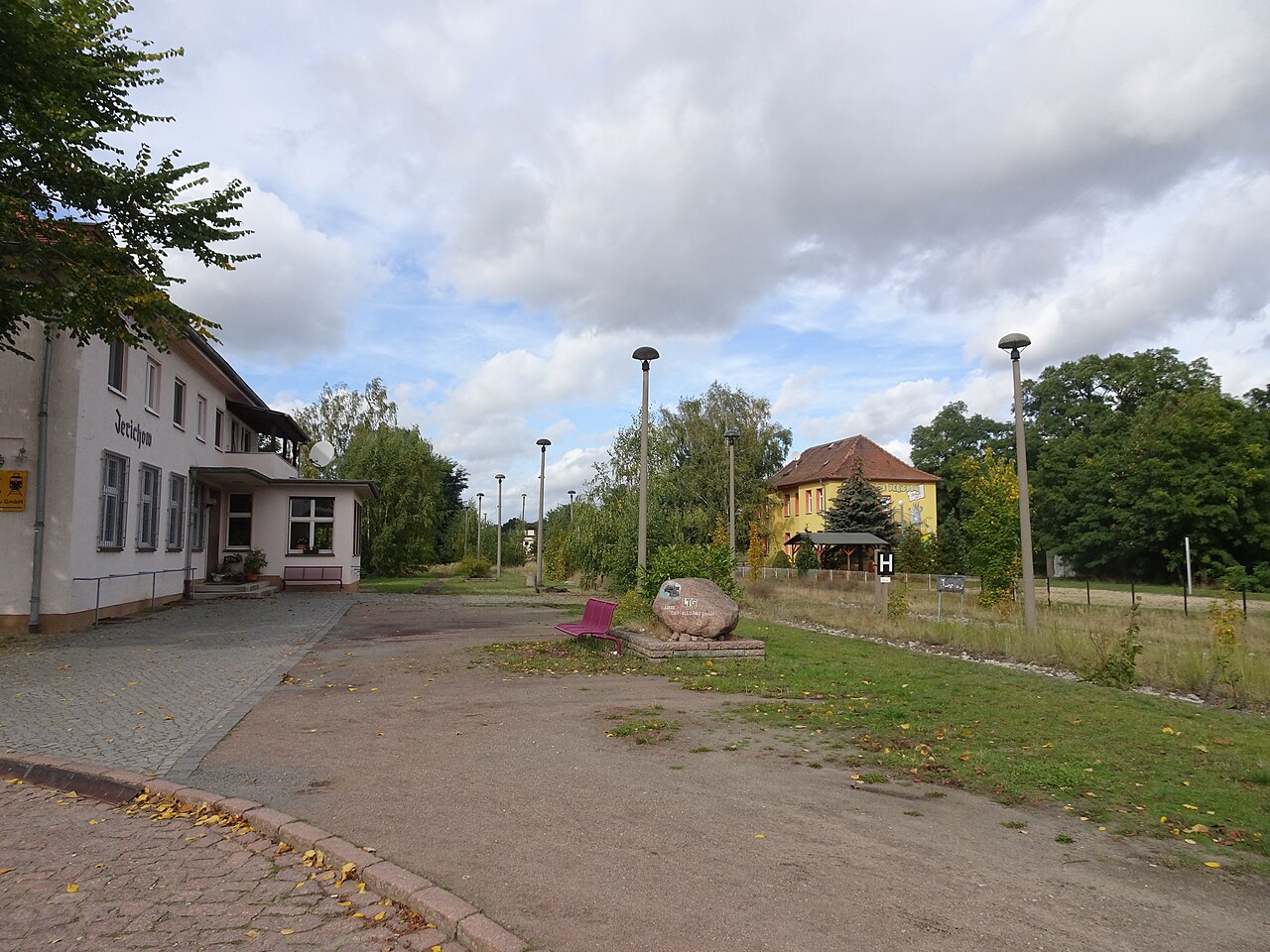 Bahnhof Jerichow, 1999 Zugverkehr eingestellt, Bahnsteigreste