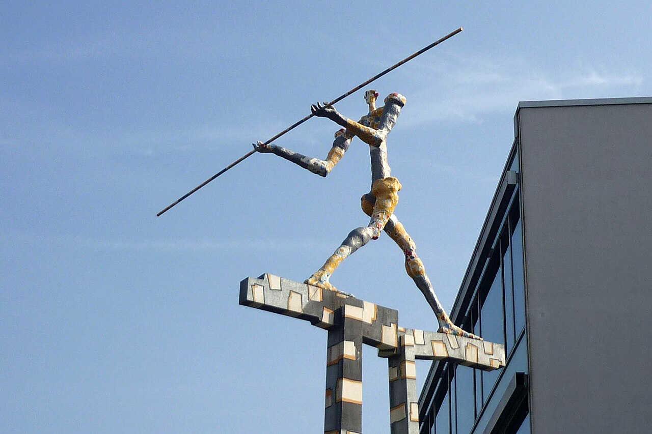 Stahl-Skulptur „Balanceakt“ (von Christoph Reichenbach) am Medizinisch-Theoretischem Zentrum in der Fiedlerstr
