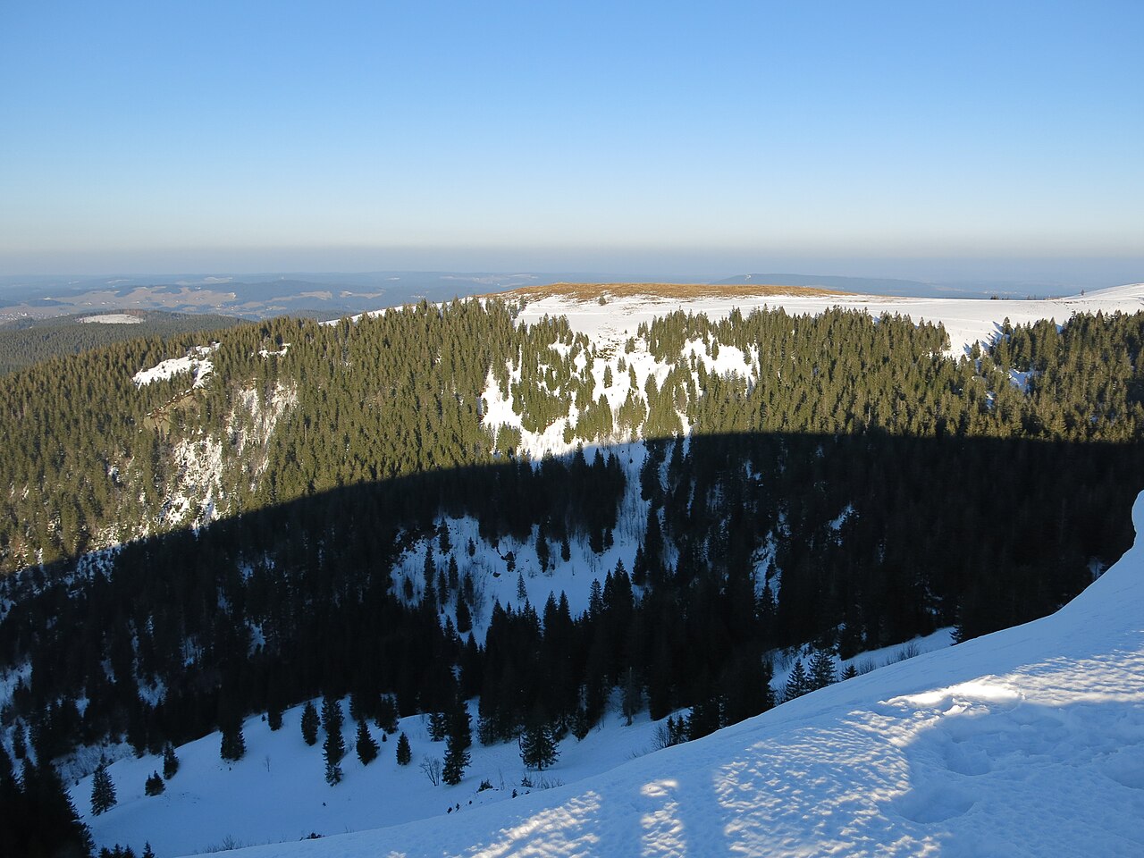 Blick von Südwesten über das Zastler Loch auf den Baldenweger Buck