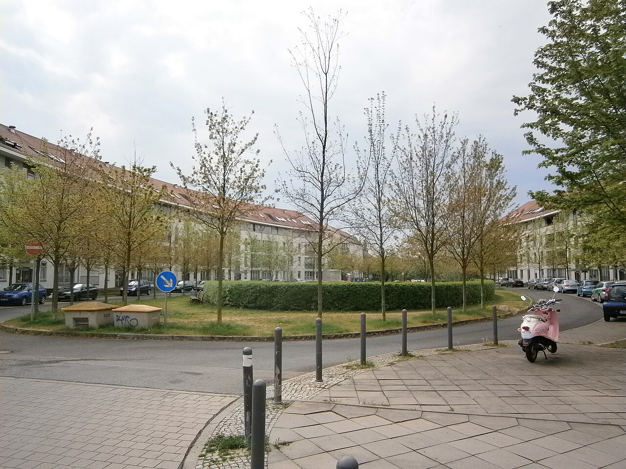 Ballonplatz: Platz in Berlin-Karow, der Pfannschmidtstraße anliegend, ovale Form