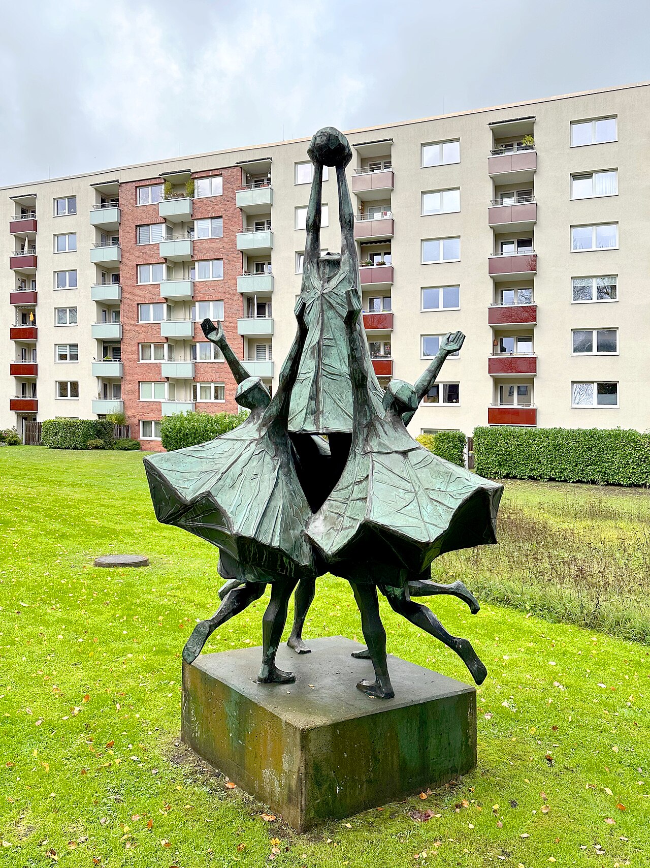 Skulptur "Ballspielende Kinder" (1974) von Gerhard Brandes , Ueckerstraße 50, Hamburg-Lurup