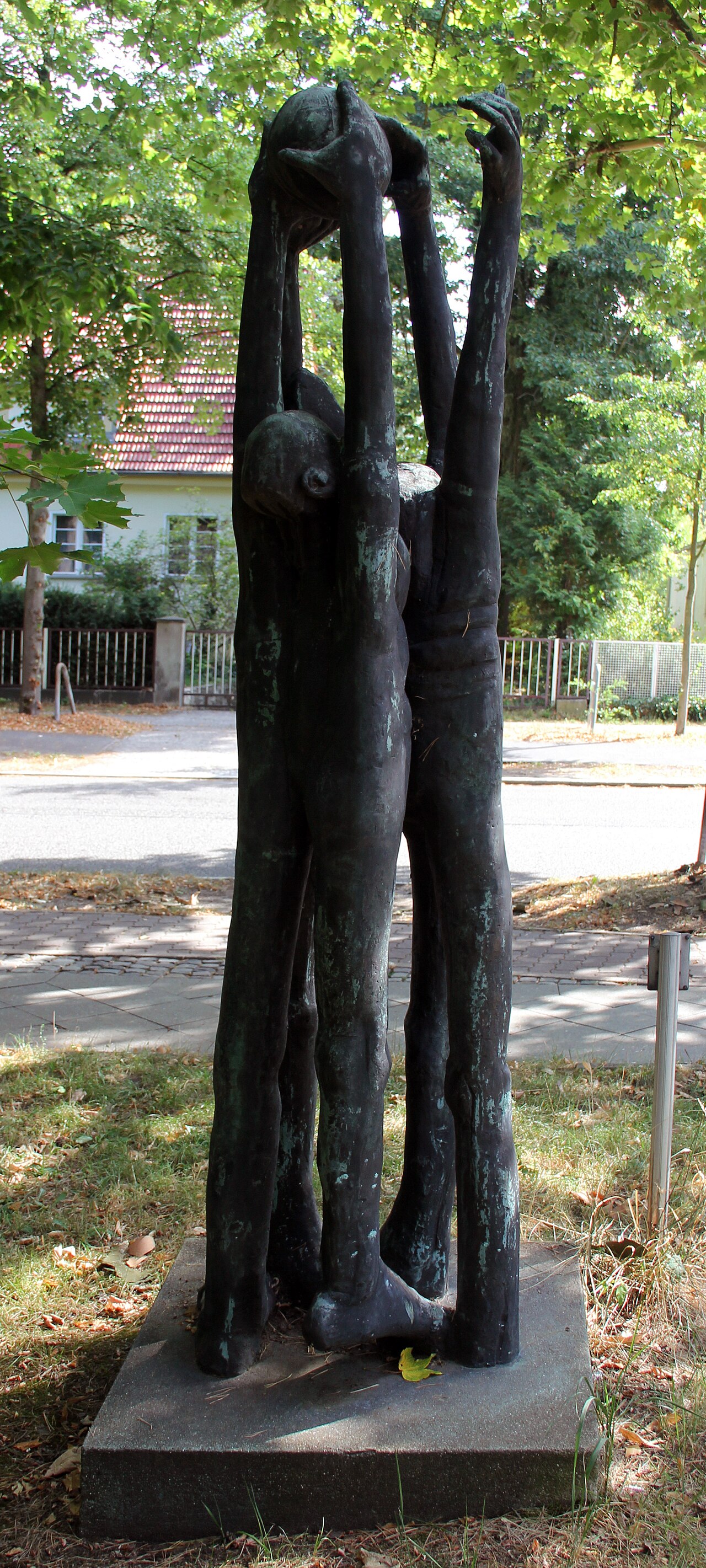 Sculpture, " Ballspieler " by Michael Schoenholtz , 1968, Onkel-Tom-Straße 60, Berlin-Zehlendorf , Germany