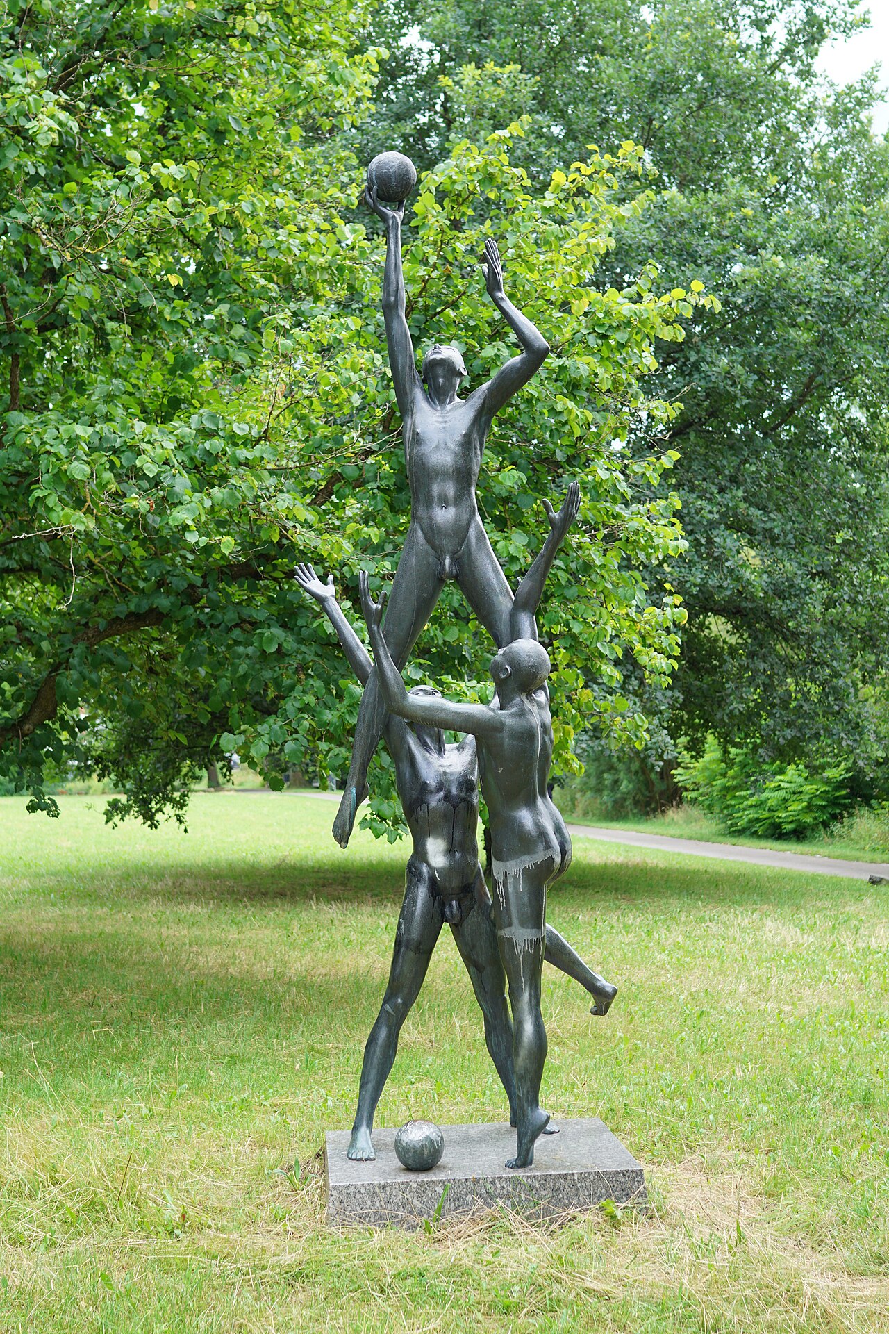 Ballspieler im Dronfieldpark, Skulptur von Herbert Gebauer