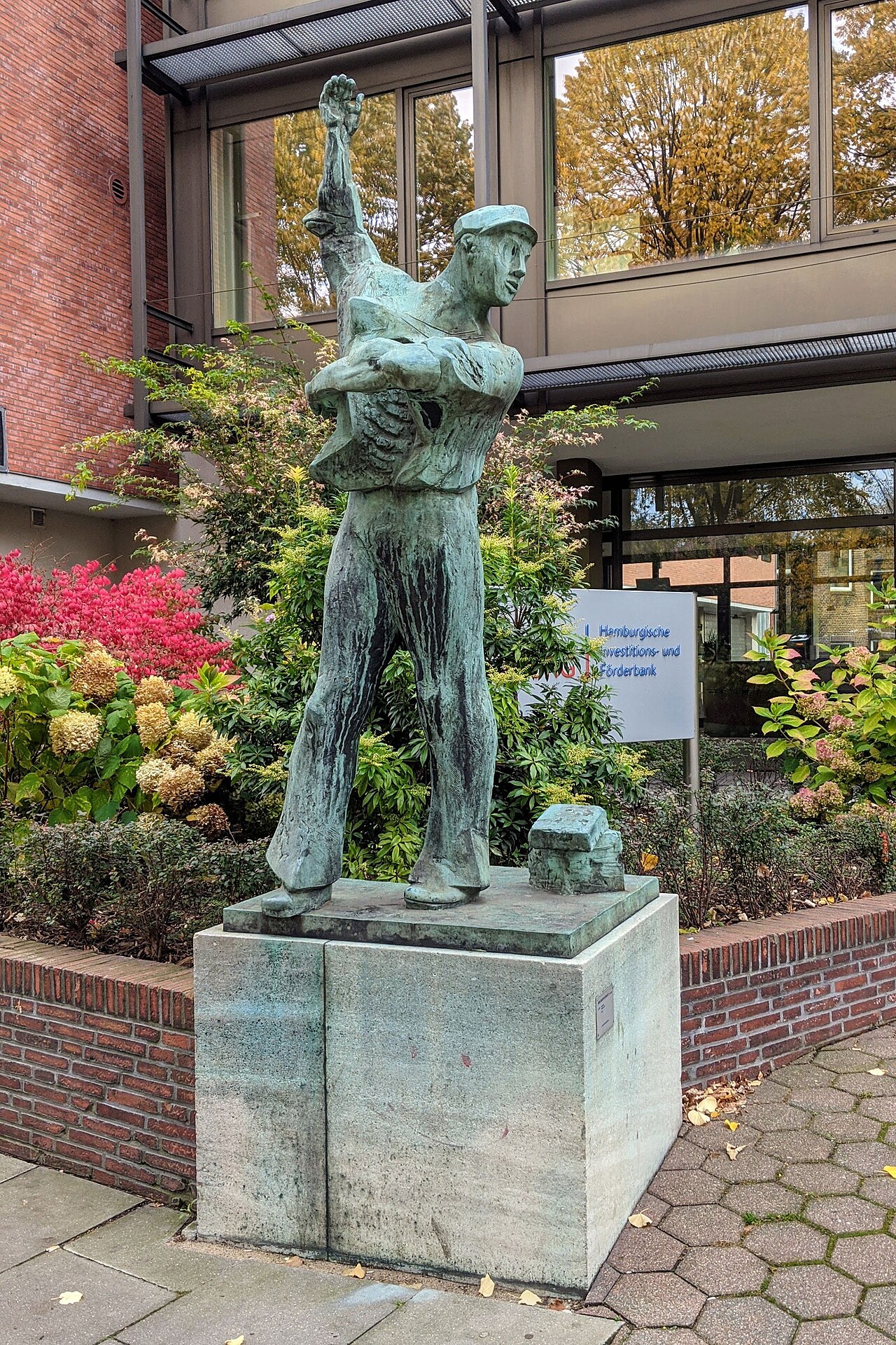 Bauarbeiter, Bronzeplastik von Hans Martin Ruwoldt, um 1960, Besenbinderhof 31 in Hamburg