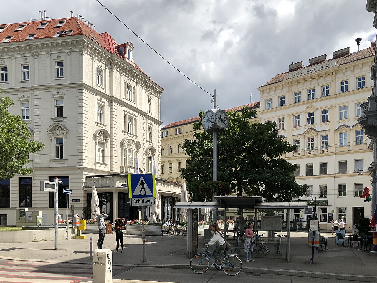 Bauernfeldplatz, and Ari-Rath-Platz (near left edge of image) alongside Liechtensteinstraße in Alsergrund district