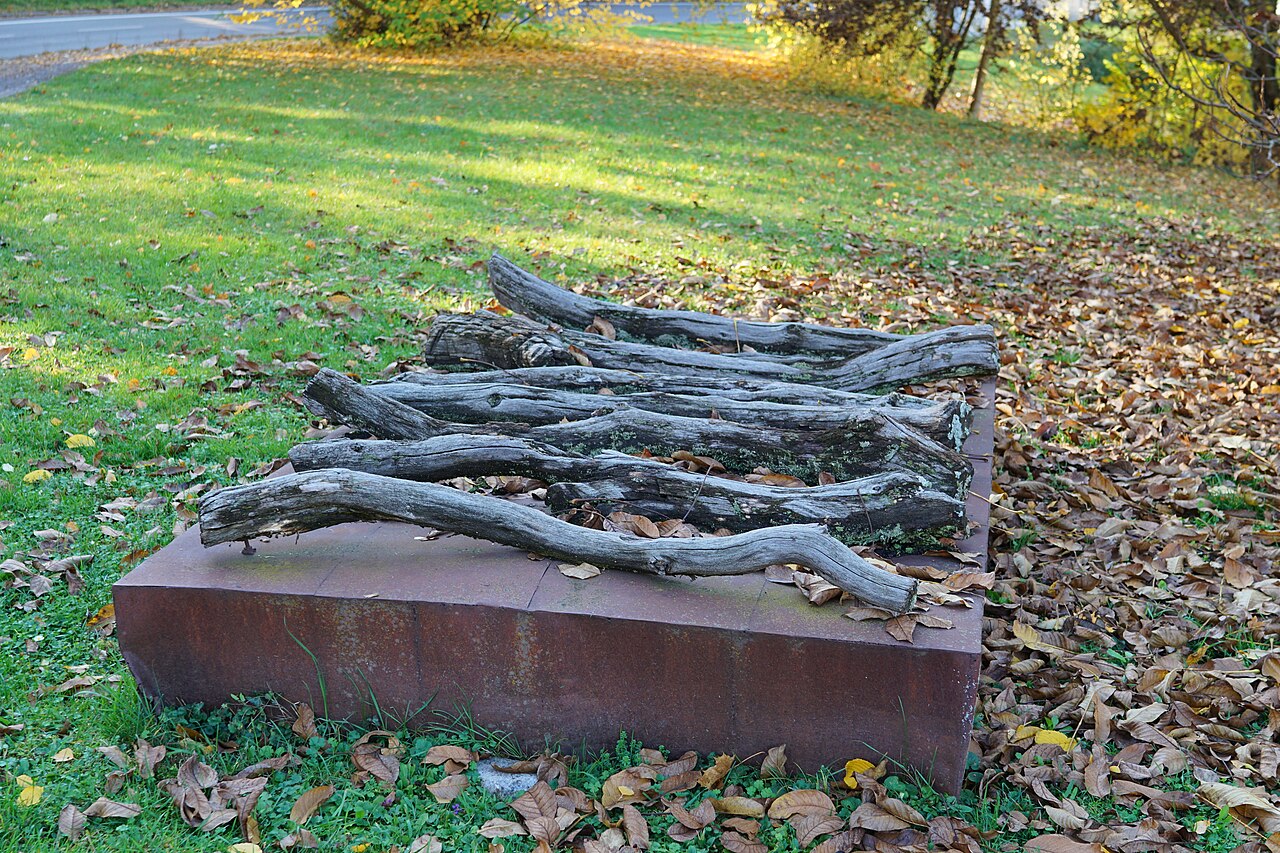 Bauernopfer, Skulptur von Rudi Weiss in Sindelfingen-Goldberg in der Dresdener Straße