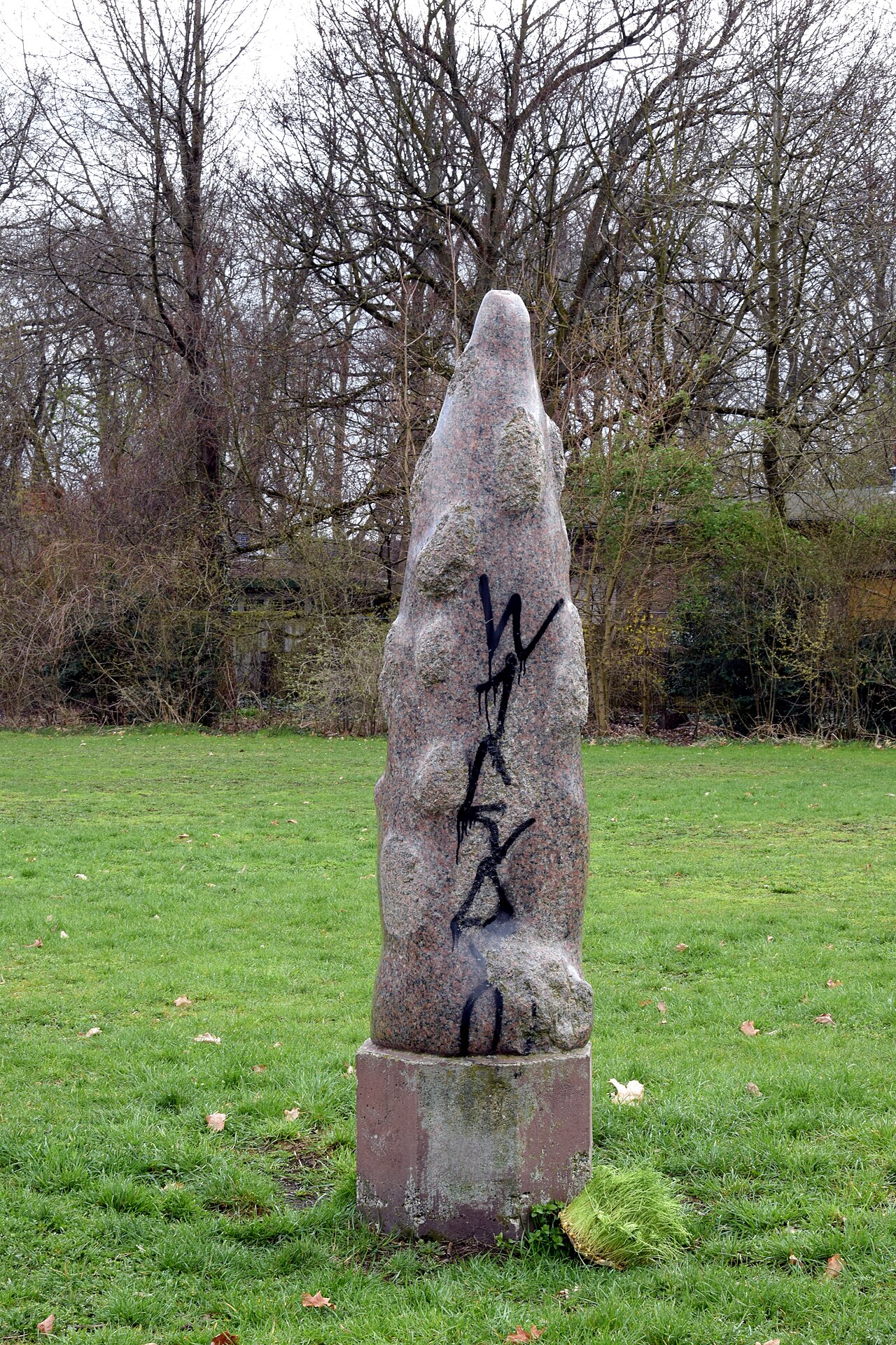Sculpture "Tree" by Yoshimi Hashimoto in Treptower Park in Berlin-Alt-Treptow, Germany