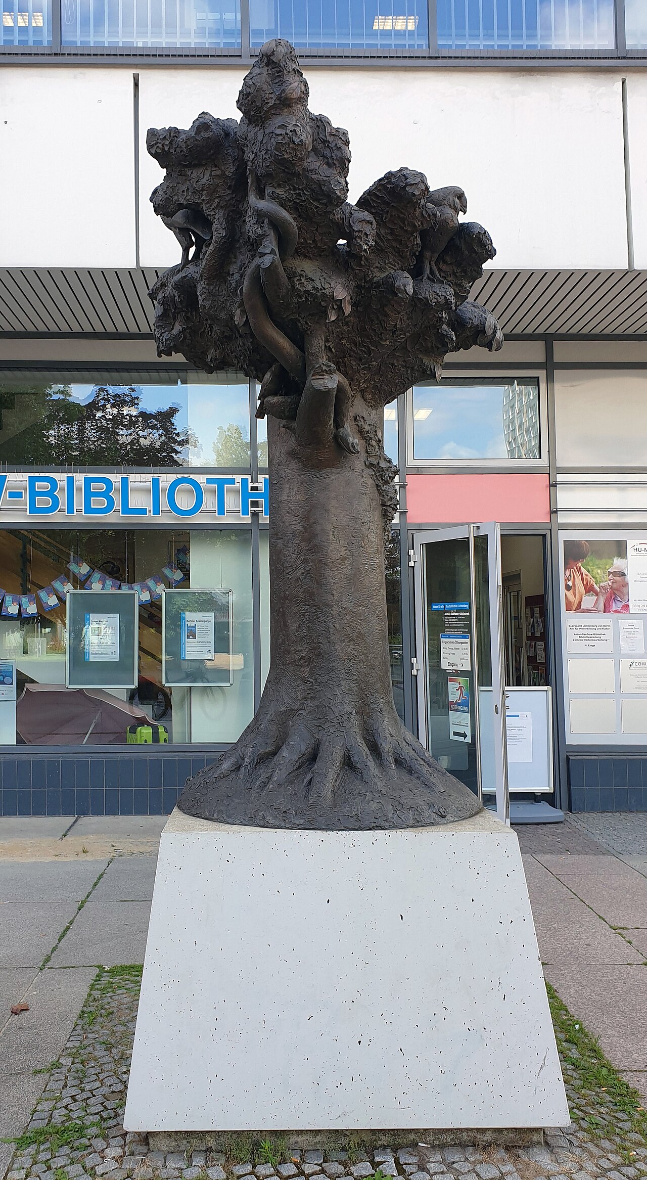 Sculpture, " Baumdenkmal " by Michael Klein , 2009, Anton-Saefkow-Platz, Berlin-Fennpfuhl , Germany