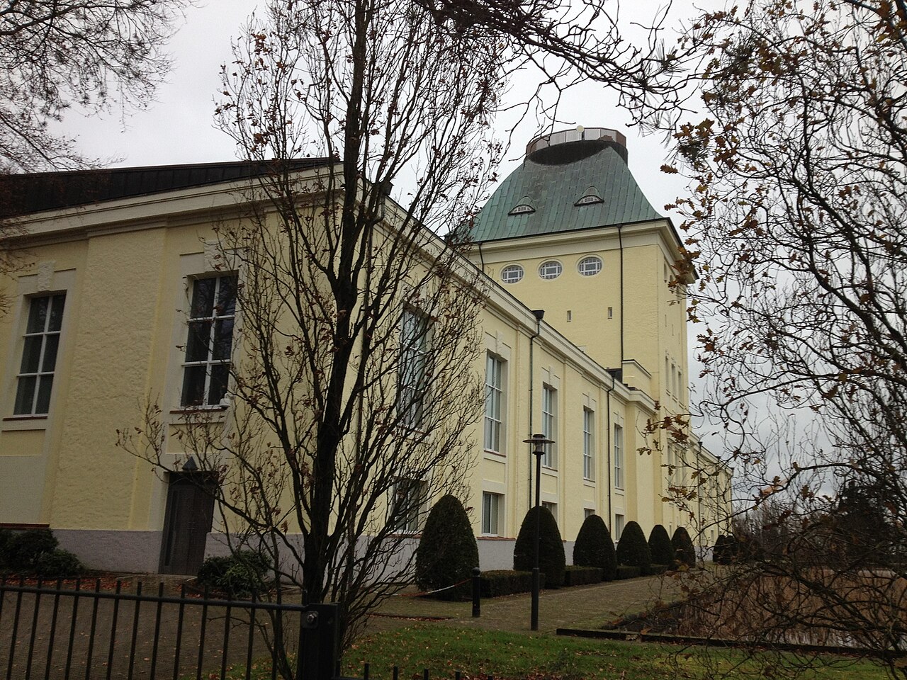 ("Gelbes Schloss" vom Wasserwerk Baursberg/Falkensteiner Ufer, karlderkahle)