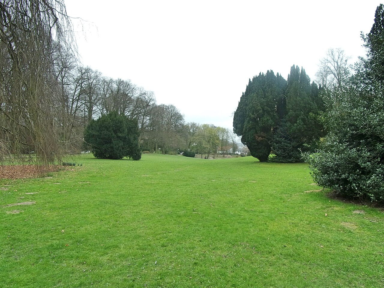Grünflächen im Baurs Park im Stil englischer Landschaftsgärten