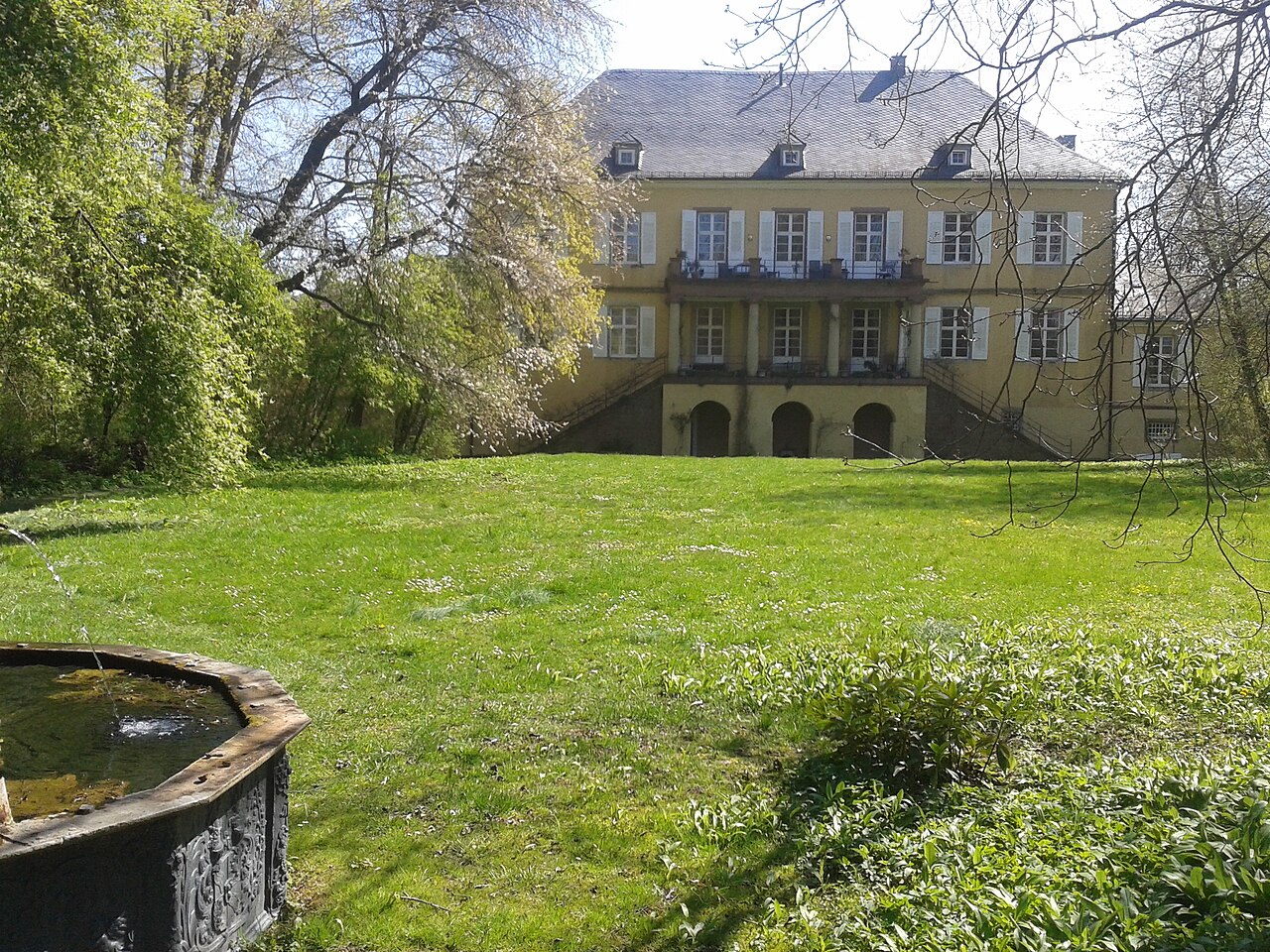 Schloss Bauschlott Schauseite zum Garten Brunnen