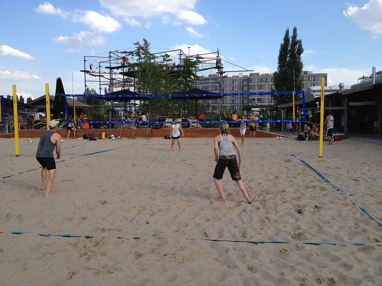 Court 1 von BeachMitte mit Blick auf den Kletterturm (MountMitte), 2015