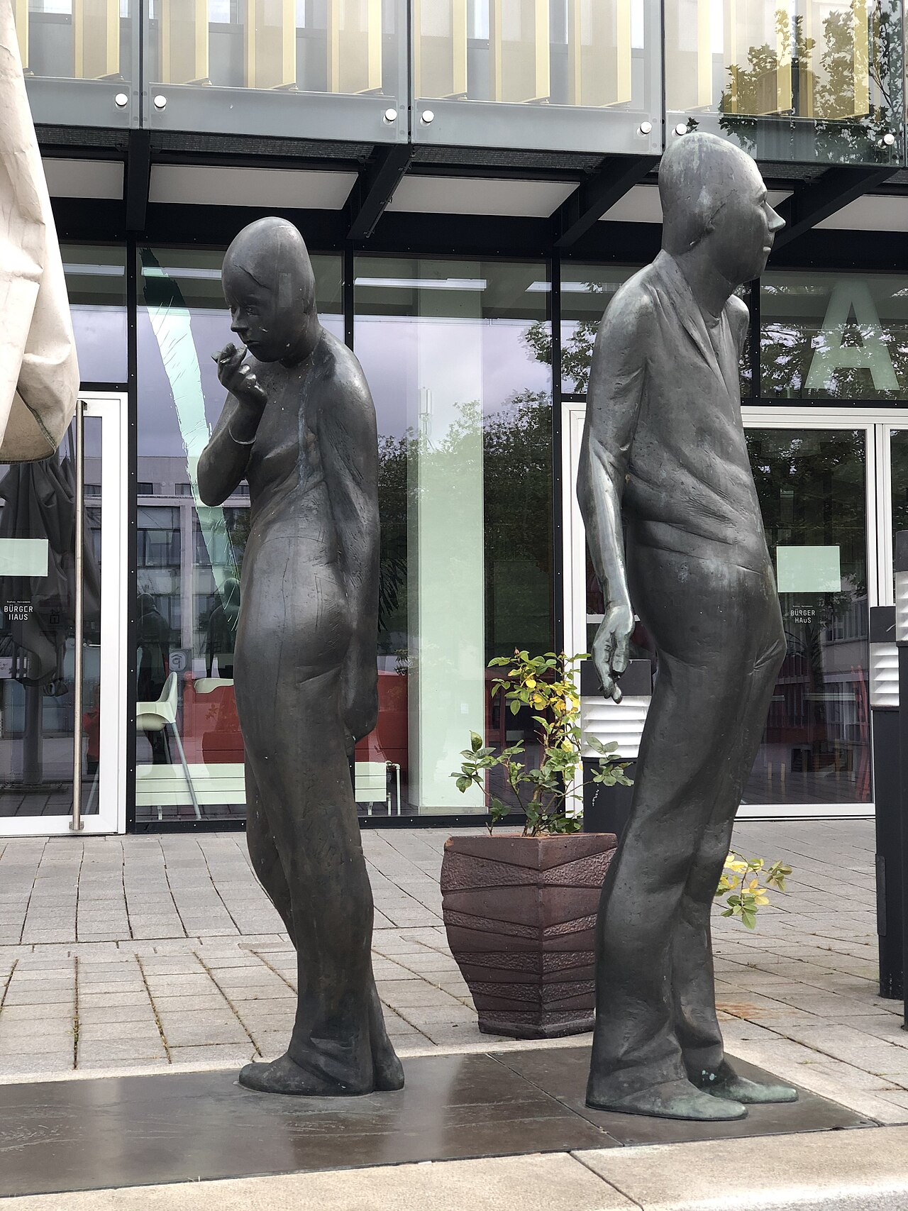 Denkmal "Begegnung" in Bremen-Vegesack von Waldemar Otto, Standort Sedanplatz vor dem Gustav-Heinemann-Bürgerhaus