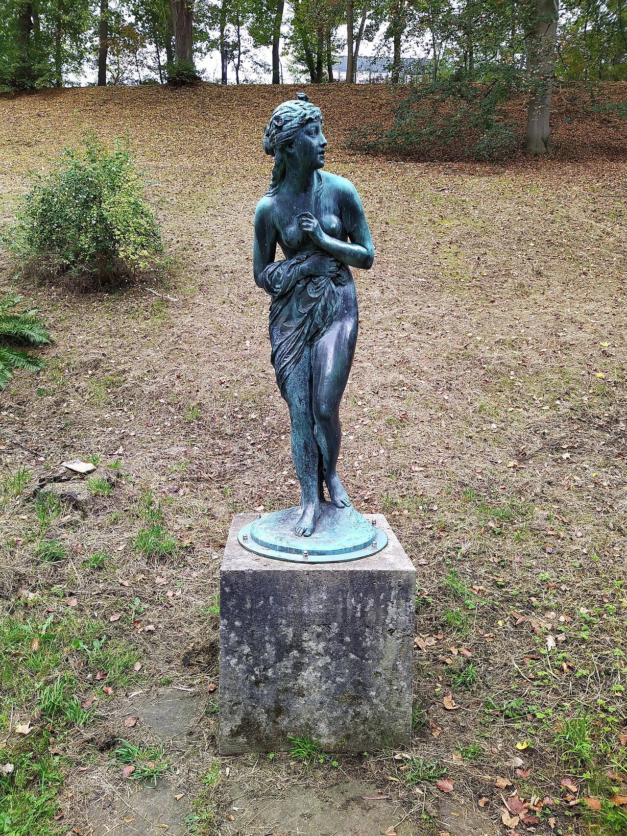 Skulptur "Beim Bade überraschte Nymphe" von Alexander Calandrelli in Bad Wildungen