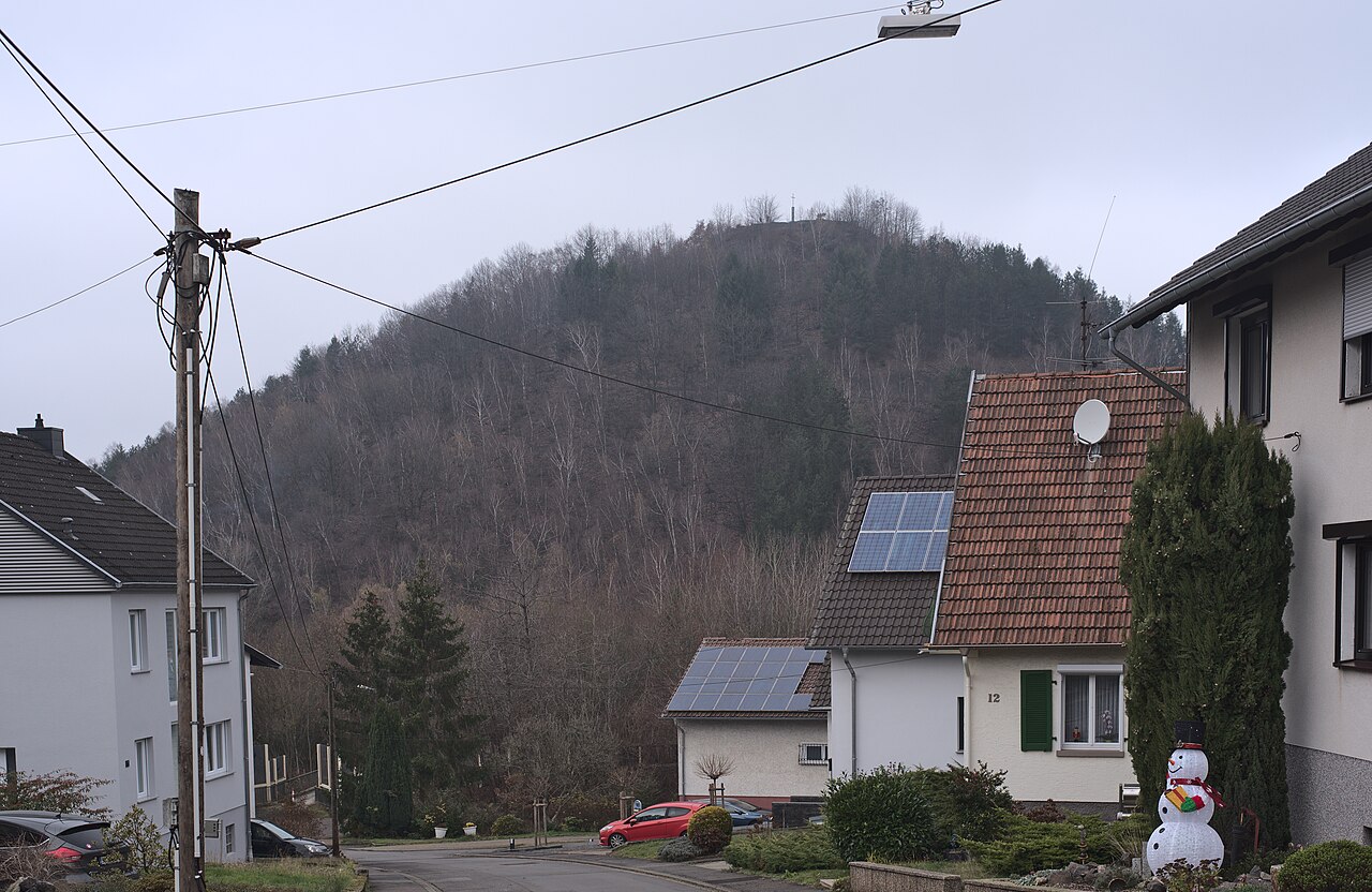 Blick auf die Bergehalde Viktoria in Püttlingen von der Schachtstraße aus