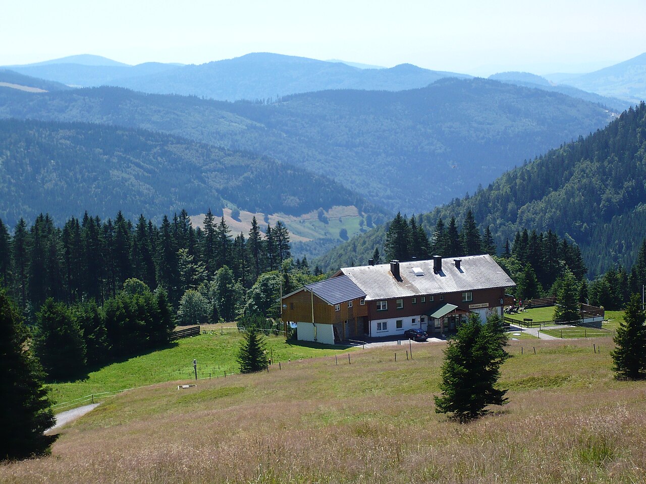 Blick auf die Todtnauer Hütte vom Feldberggipfel