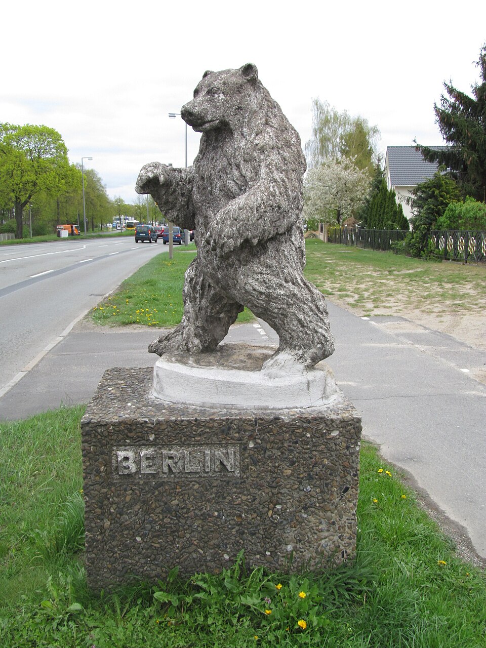 Berliner Bär on Heerstraße at the entrance to Berlin-Staaken