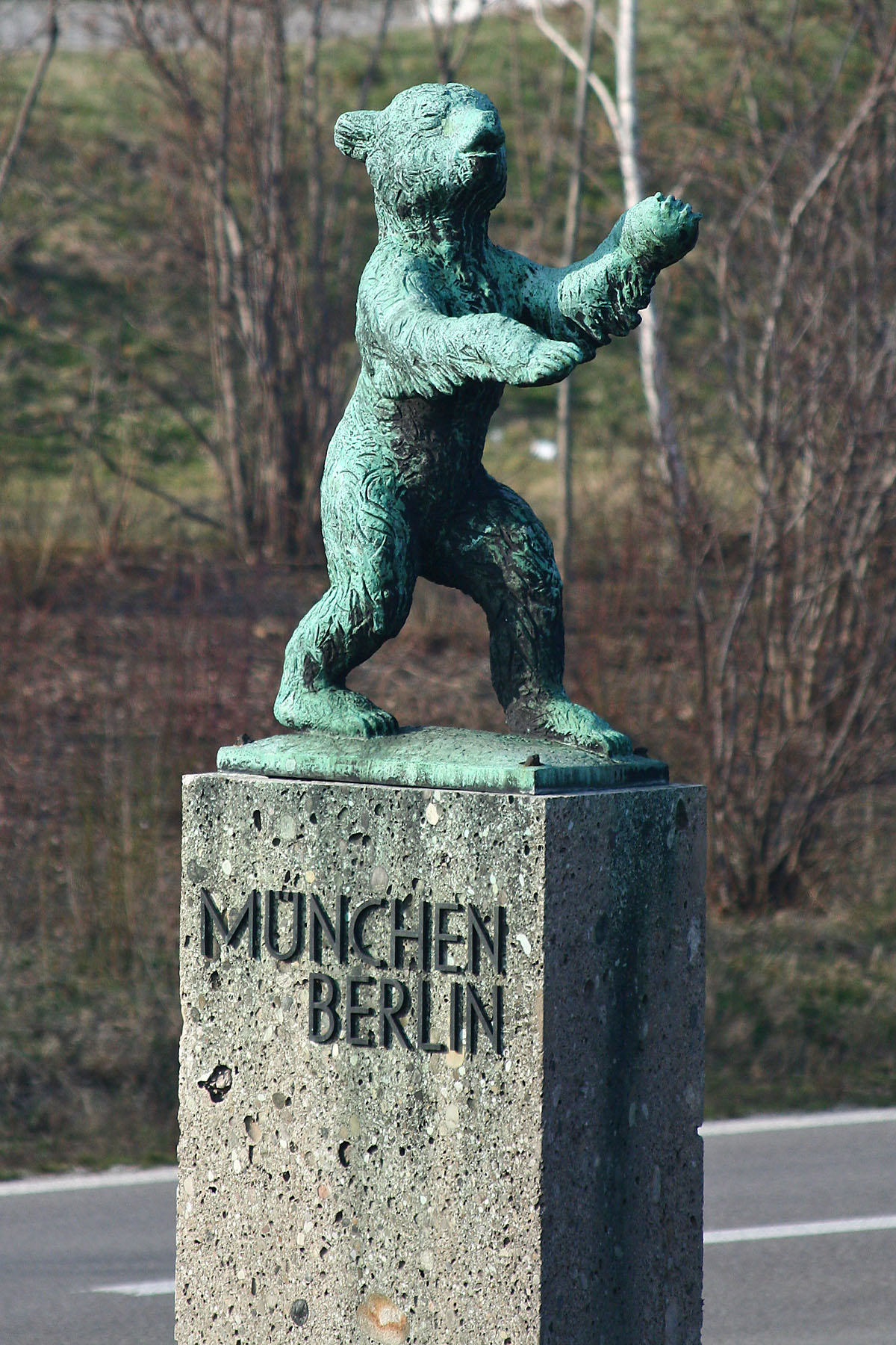 Berliner Bär auf dem Mittelstreifen der Autobahn A9 in München