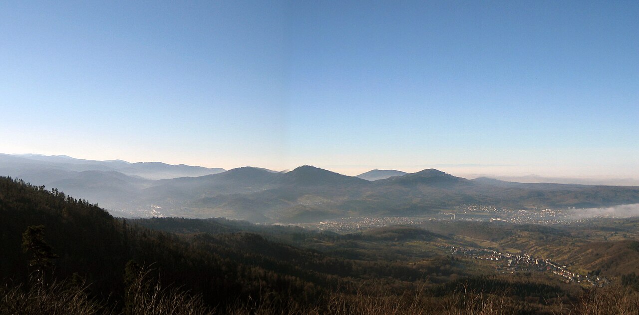 Panorama vom Bernsteinfels auf das Murgtal und den Nordschwarzwald