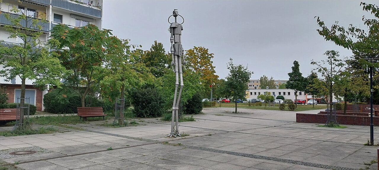 „Besucher“, Skulptur von Eckhard Herrmann in Neuberesinchen, Frankfurt (Oder), Brandenburg, Deutschland