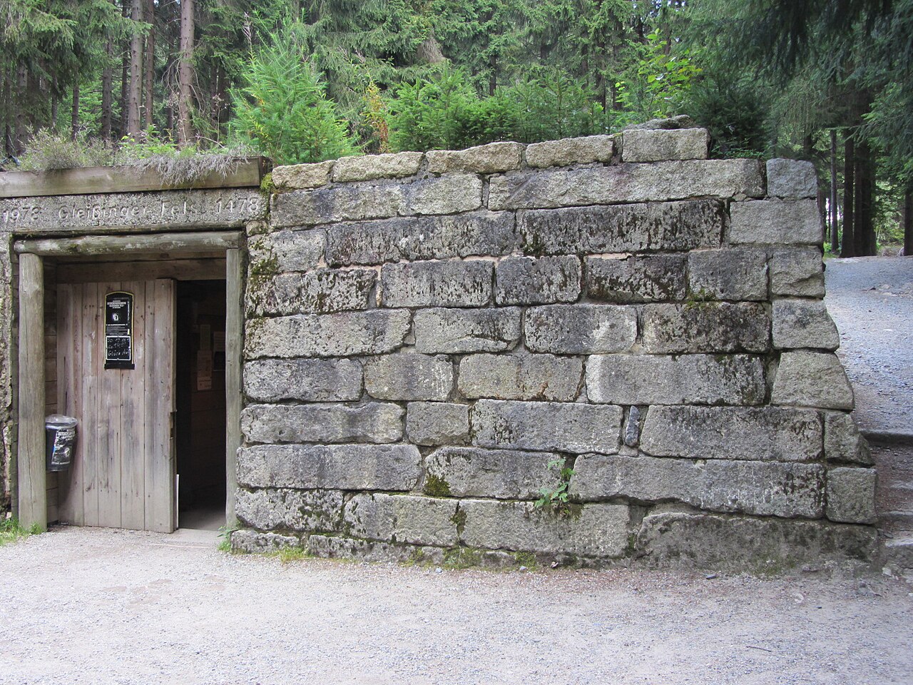 Eingang ins Besucherbergwerk Gleißinger Fels