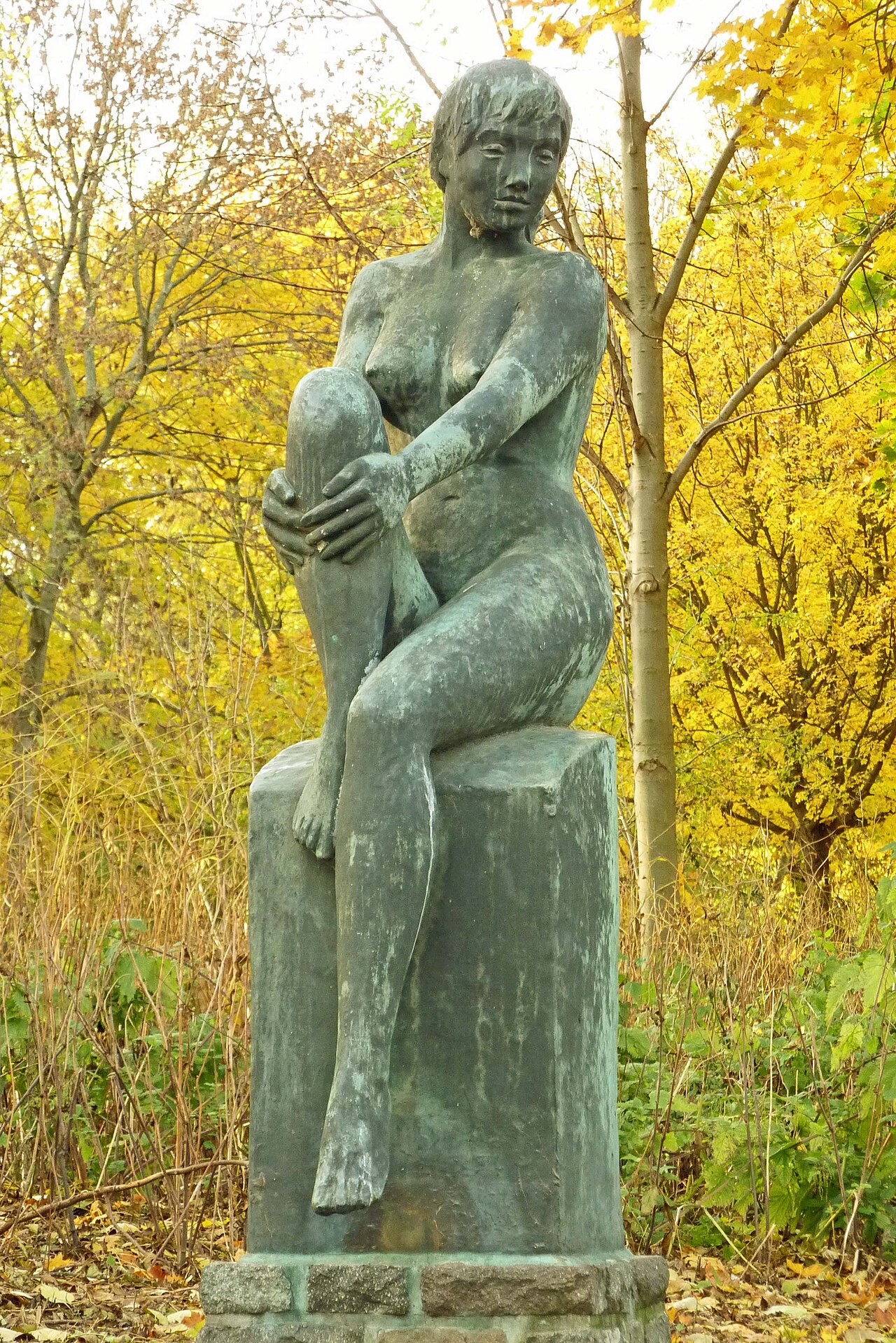 Life-sized bronze sculpture titled "Bianca", by Dietrich Rohde (2001), in the Tierpark in Berlin