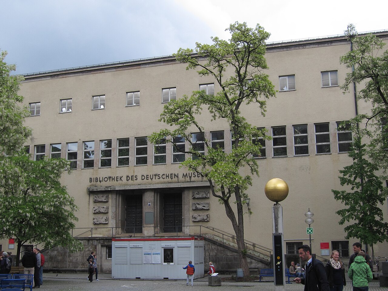 Deutsches Museum, Bibliotheksgebäude im Innenhof, davor Modell der Sonne als Ausgangspunkt des Planetenpfades
