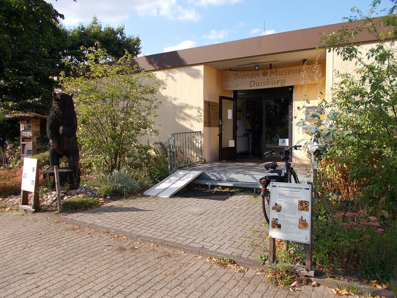 Das Bienenmuseum in Duisburg Rummeln-Kaldenhausen ist ein kleines Imkereimuseum des Kreisimkerverband Duisburg e
